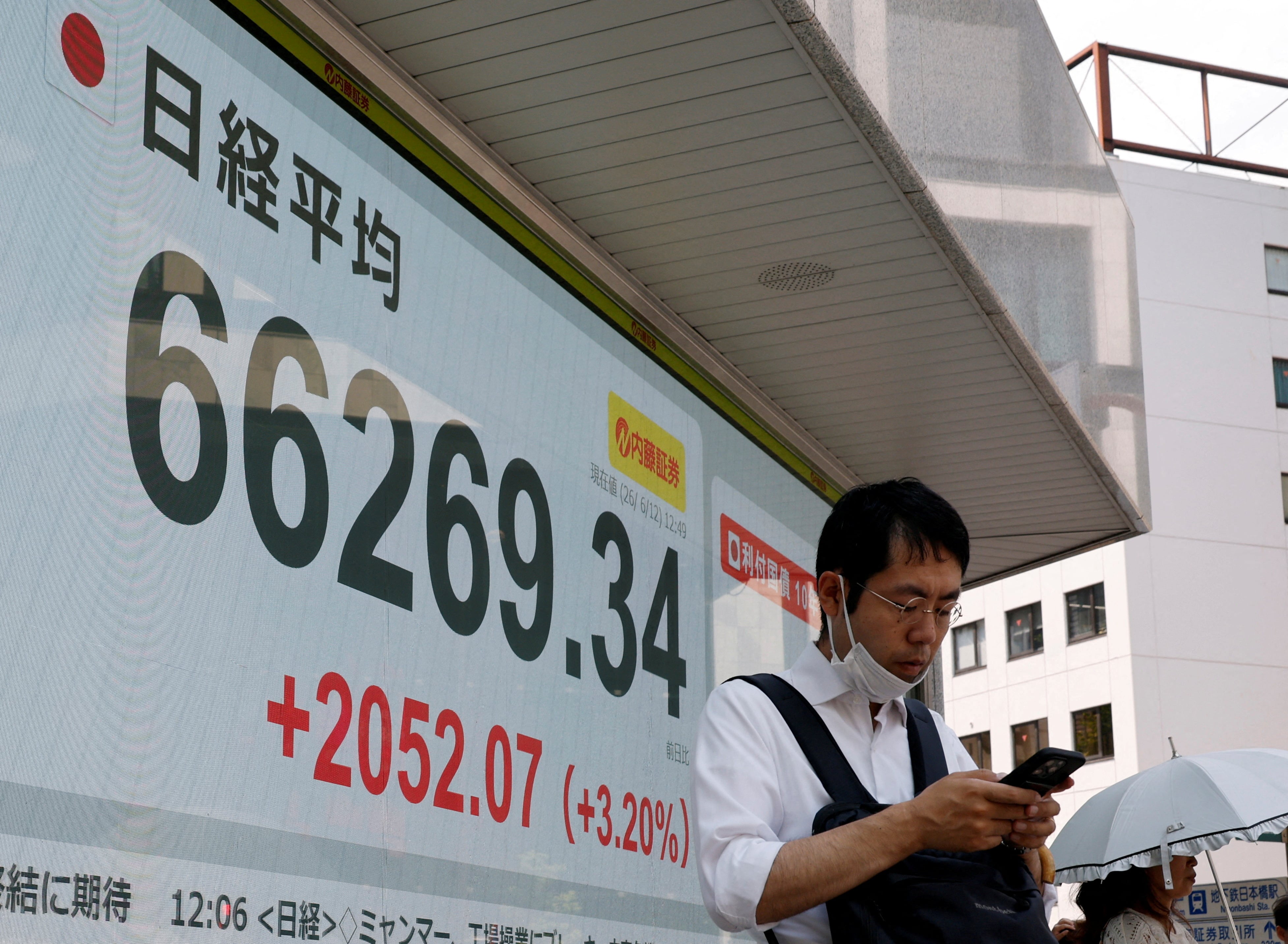 La caída del petróleo se reflejó en una mejora del sentimiento de los inversores en varios mercados bursátiles de Asia (REUTERS)