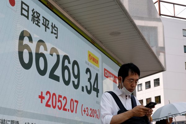 Los precios del petróleo caen tras el inicio de las conversaciones entre Estados Unidos e Irán en Suiza