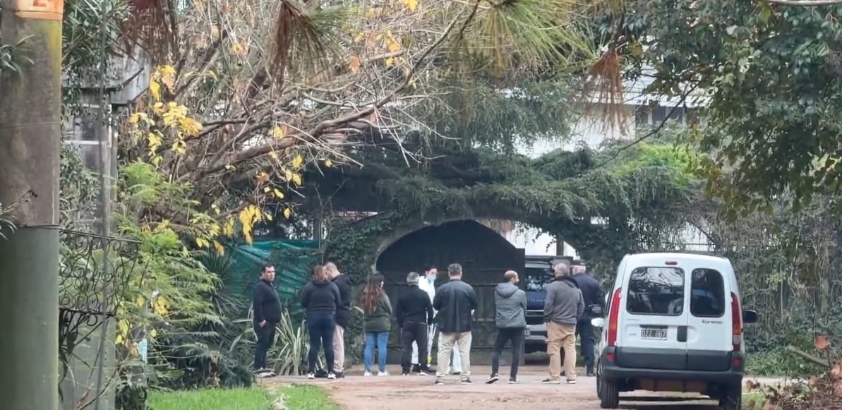 Peritos forenses en la casa del Indio Solari