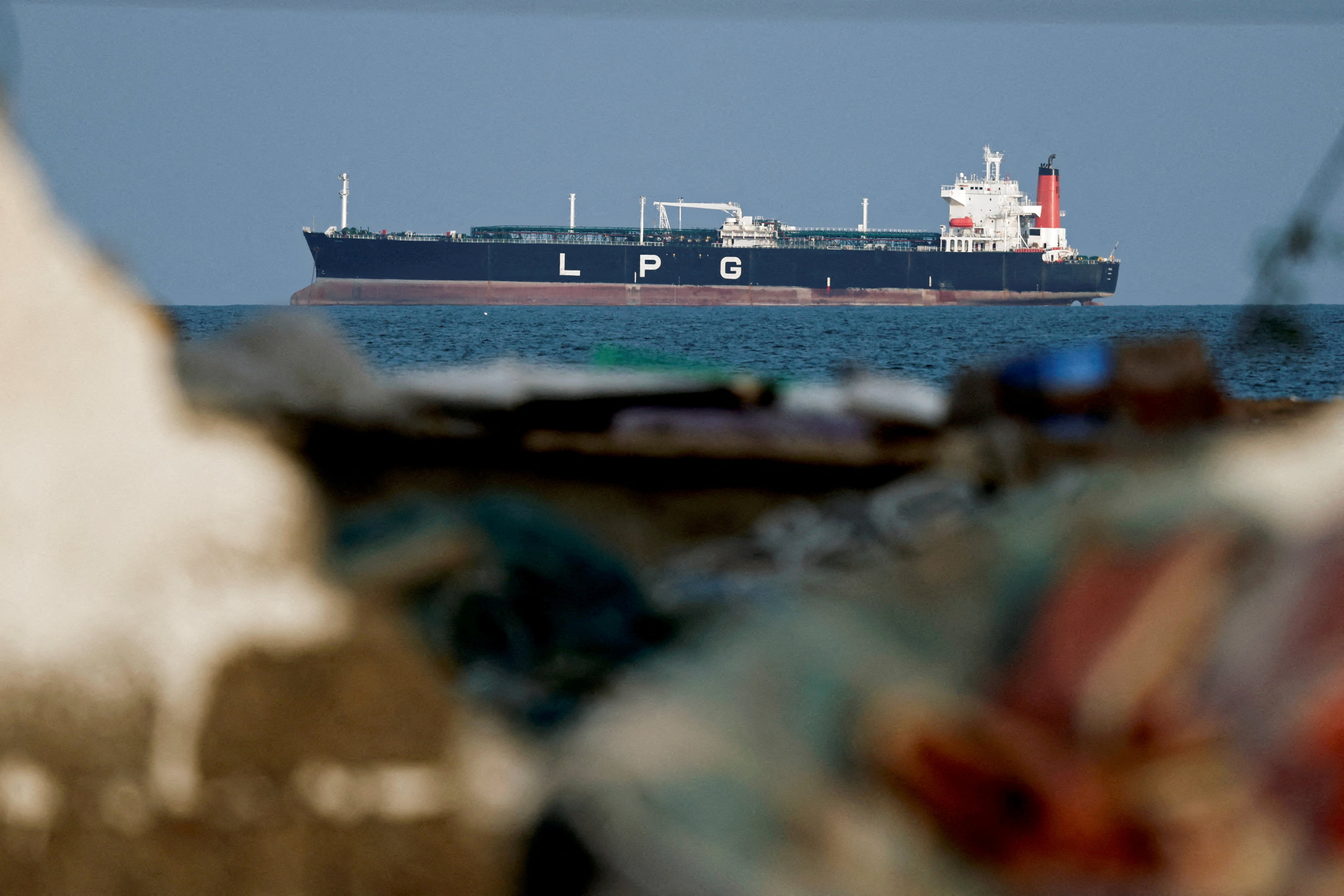 Un buque cisterna de gas GLP anclado mientras se reduce el tráfico en el estrecho de Ormuz, en medio del conflicto entre EEUU e Israel con Irán (REUTERS/Benoit Tessier/Archivo)