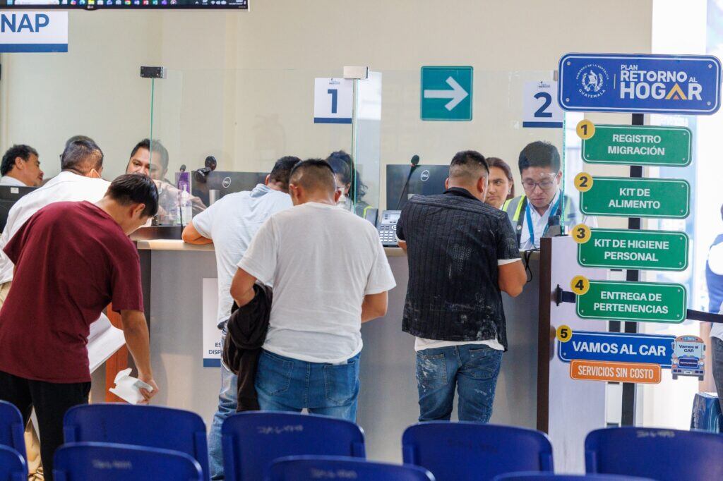 Personas en Guatemala realizan trámites para el programa Plan Retorno al Hogar, que ofrece asistencia en el proceso de retorno de migrantes al país. (IGM Guatemala)