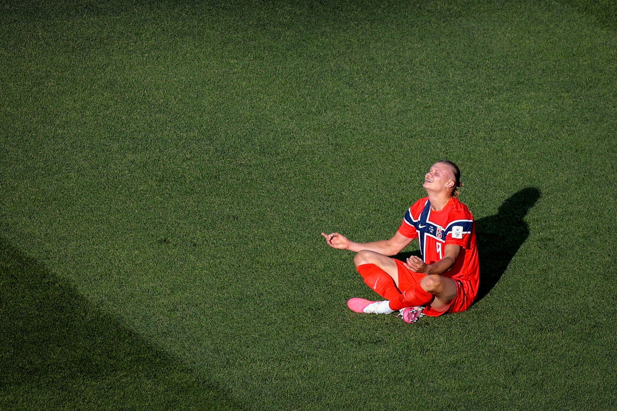 Erling Haaland marcó un doblete en su debut mundialista con la selección de Noruega y dejó su huella en su primer partido en Copas del Mundo (REUTERS/Brian Snyder)