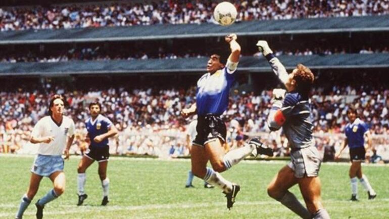 La mano elevada de Diego supera a Shilton. Y la imagen queda para la posteridad