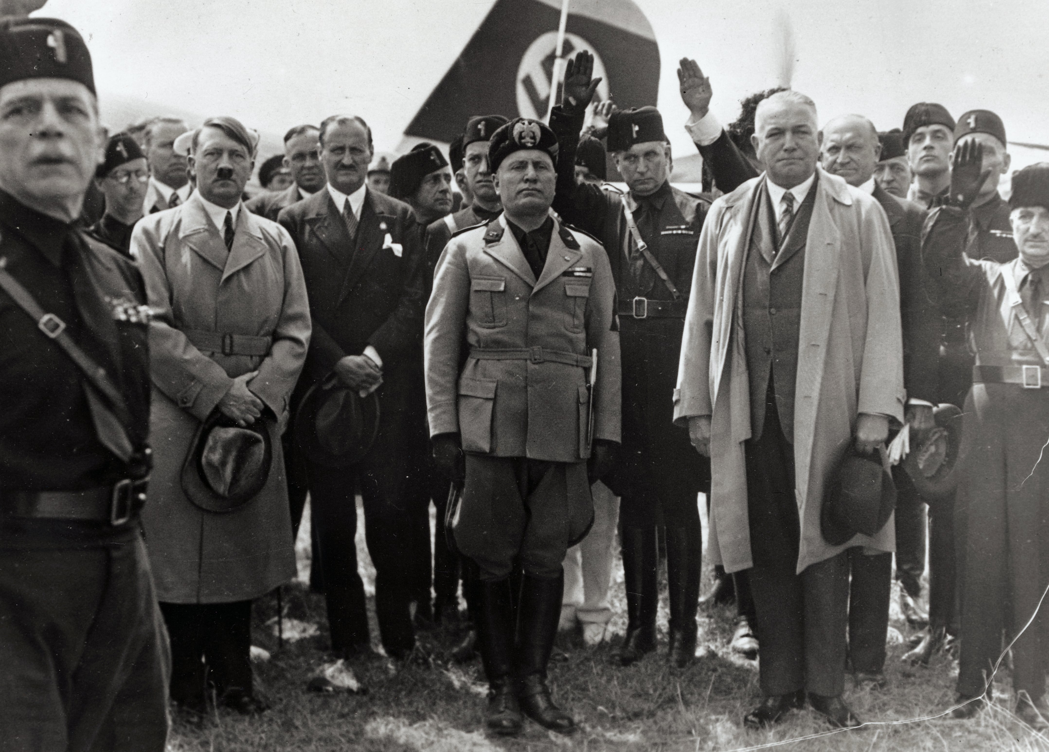  El primer ministro italiano Benito Mussolini y el canciller alemán Adolf Hitler, fotografiados durante su encuentro reciente en Venecia