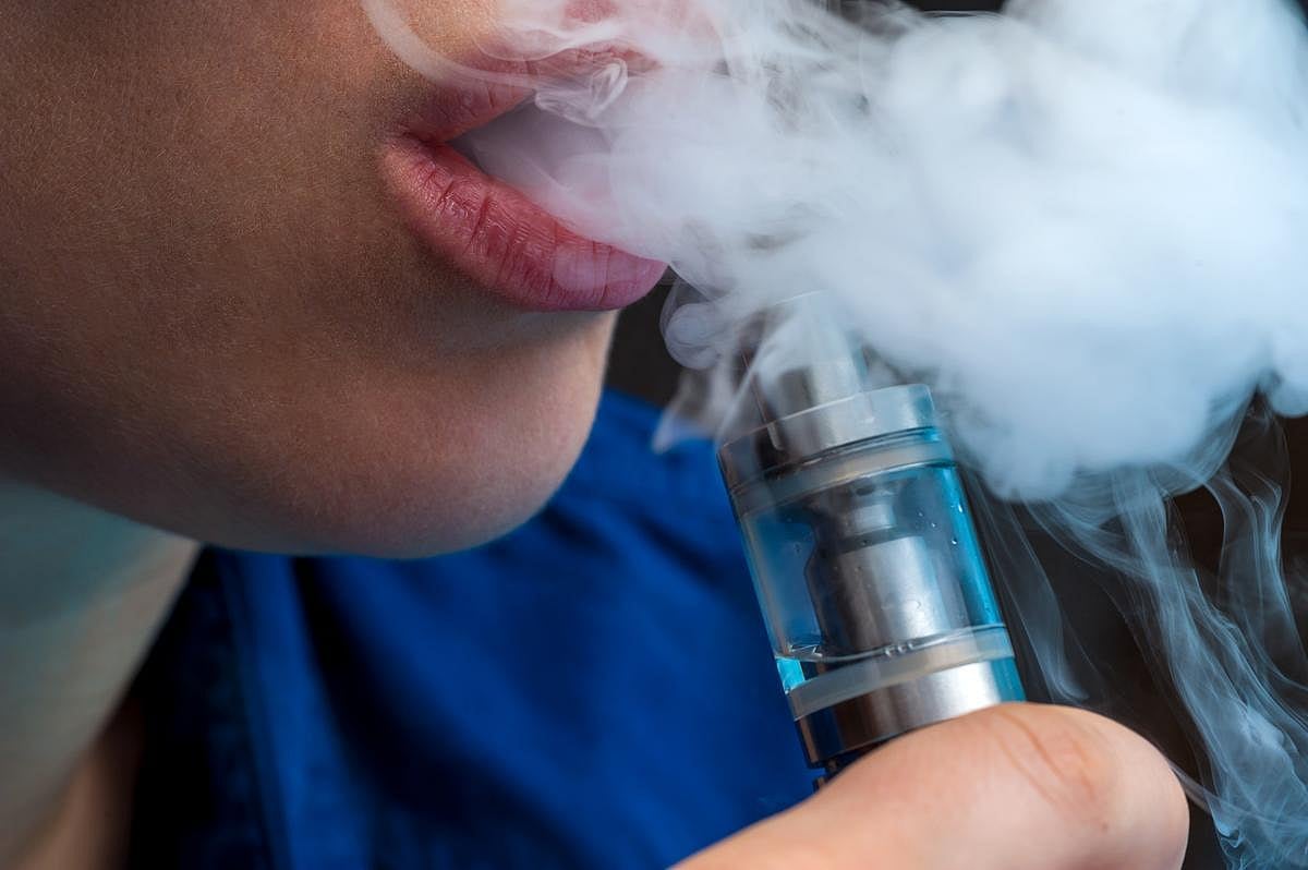 Los vapeadores de alta potencia se vuelven más tóxicos con el tiempo, según un estudio