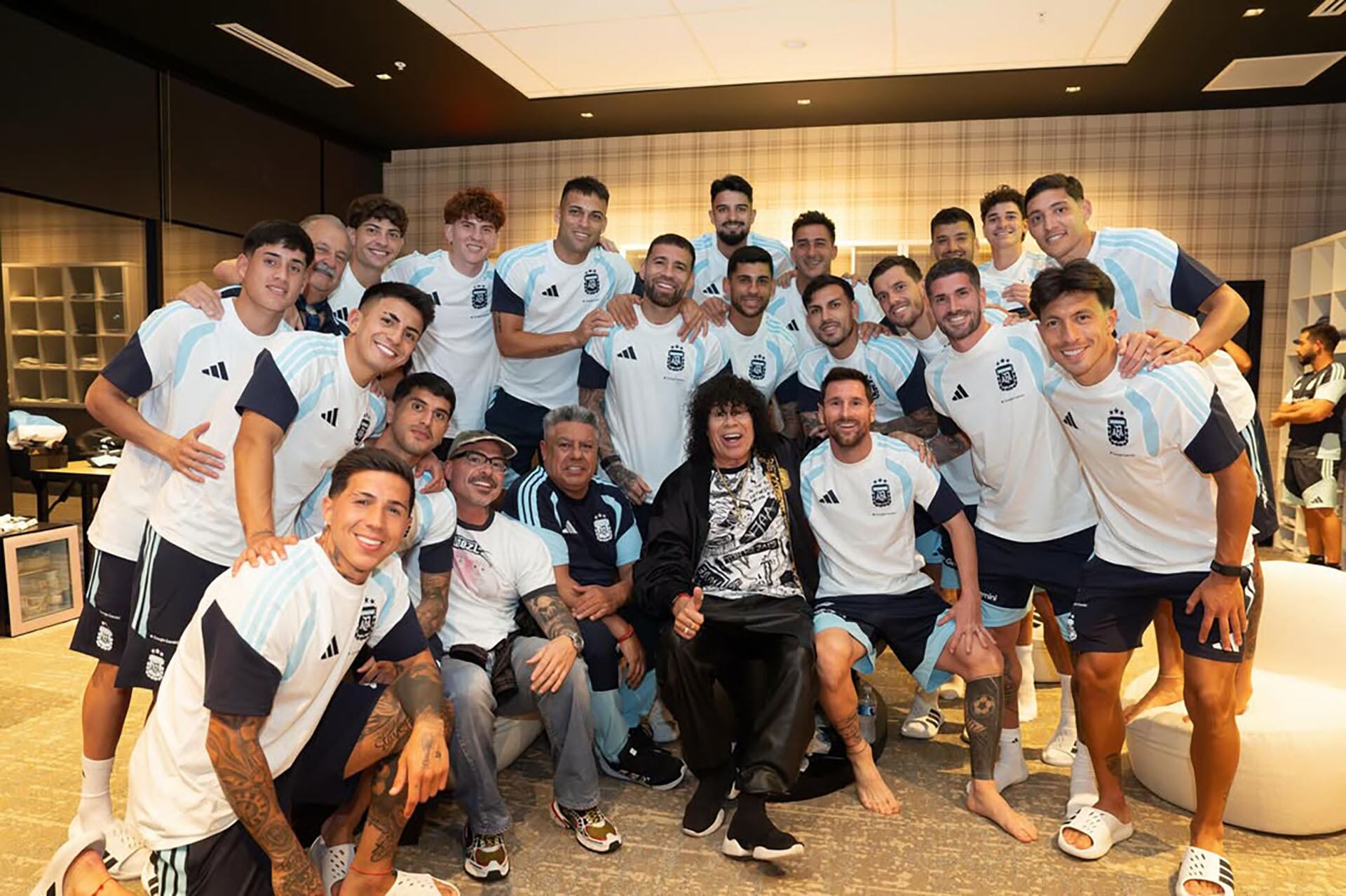 La Mona Jiménez posó sonriente con los jugadores de la Selección Argentina en la previa del Mundial