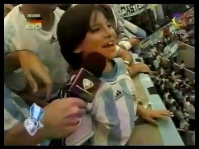 Francisco, uno de los hijos de Marcelo Tinelli, es entrevistado en medio de la multitud, compartiendo la emoción del Mundial 2006 en un momento televisivo memorable.