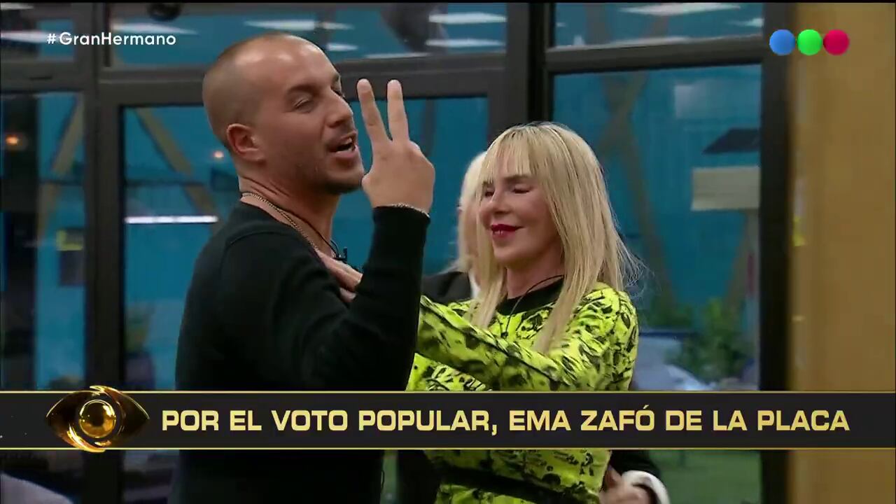 El abrazo de Emanuel con Mariela después de que él salió de placa de nominados