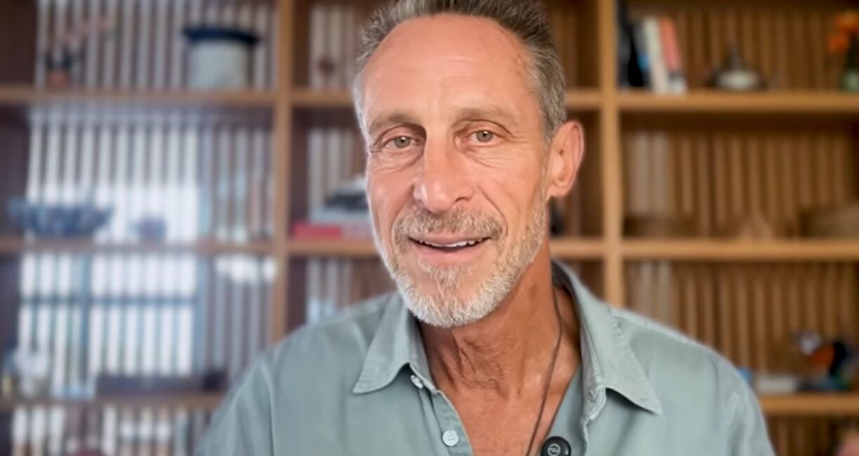 Mark Hyman afirmó que la salud intestinal influye no solo en la digestión, sino también en la inflamación, la inmunidad, las hormonas, el metabolismo y la salud cerebral (YouTube: @drmarkhyman)