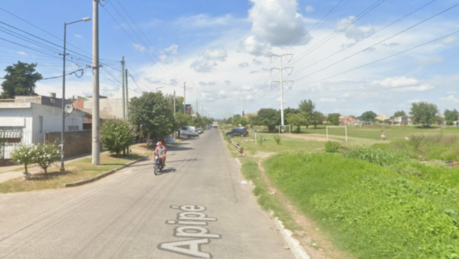 La calle Apipé entre Obligado y Zufriategui, en González Catán, La Matanza, fue el escenario del trágico asesinato de un comisario (Google Maps)