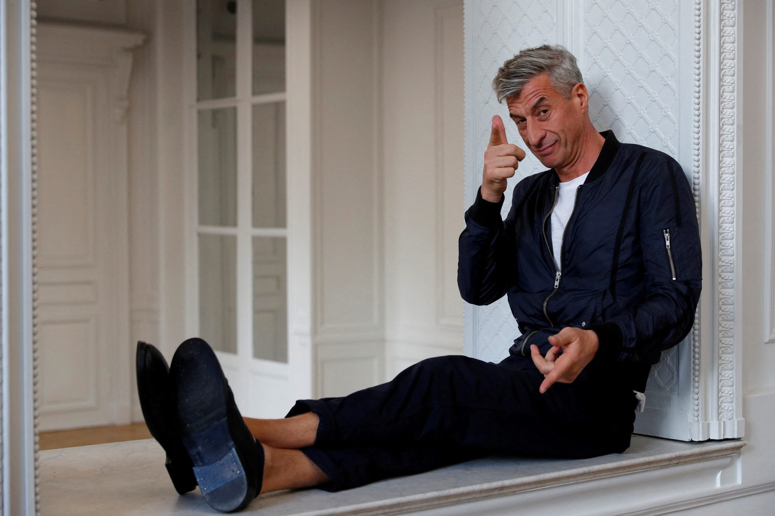 Maurizio Cattelan vuelve a ser noticia: desaparece la banana más polémica del arte en un museo francés