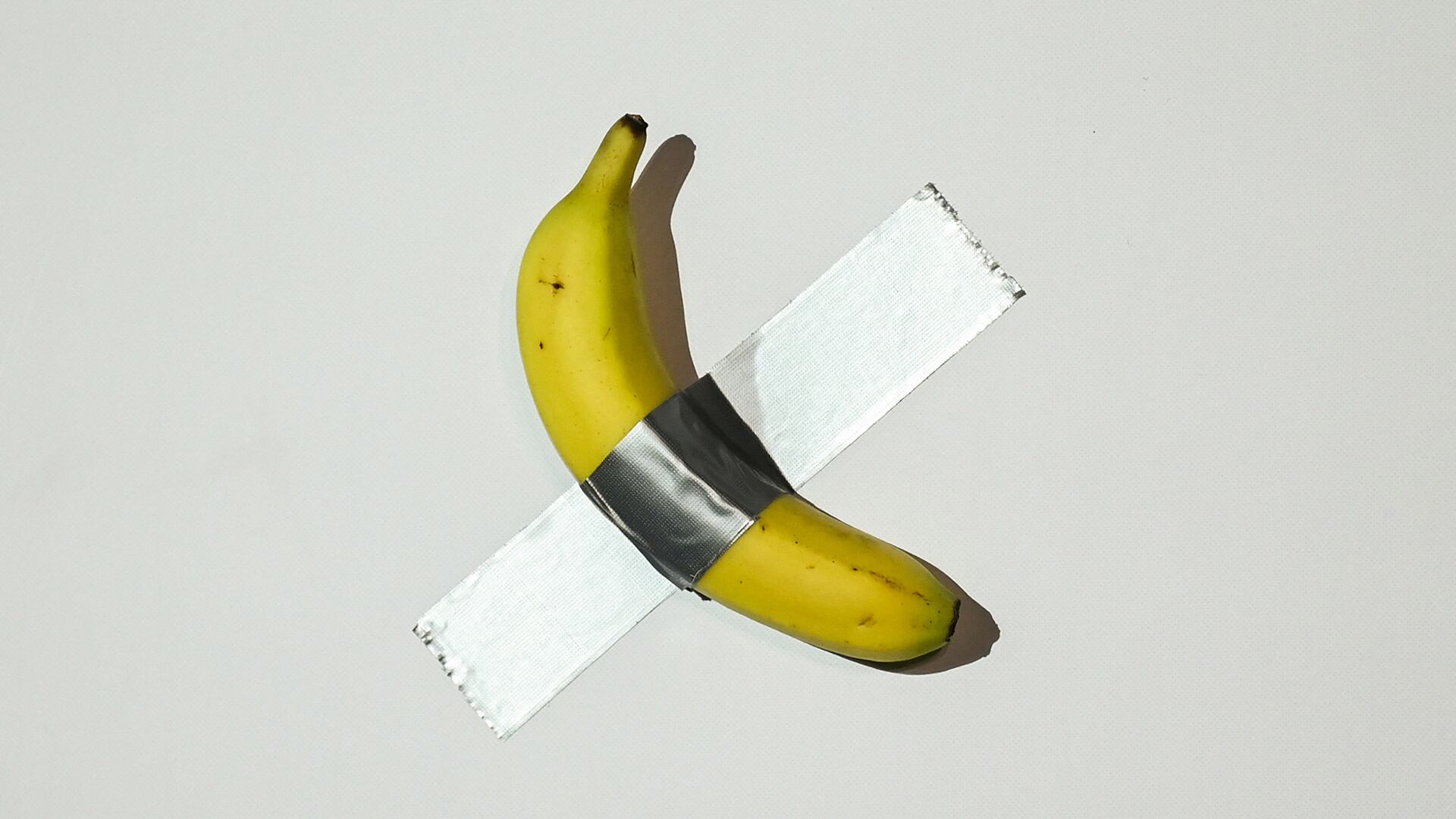 Maurizio Cattelan vuelve a ser noticia: desaparece la banana más polémica del arte moderno en un museo francés (Foto: Peter PARKS / AFP)