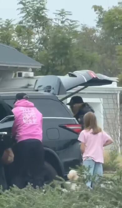 Wanda Nara, Mauro Icardi y una de sus hijas se reencuentran mientras descargan equipaje de un vehículo.
