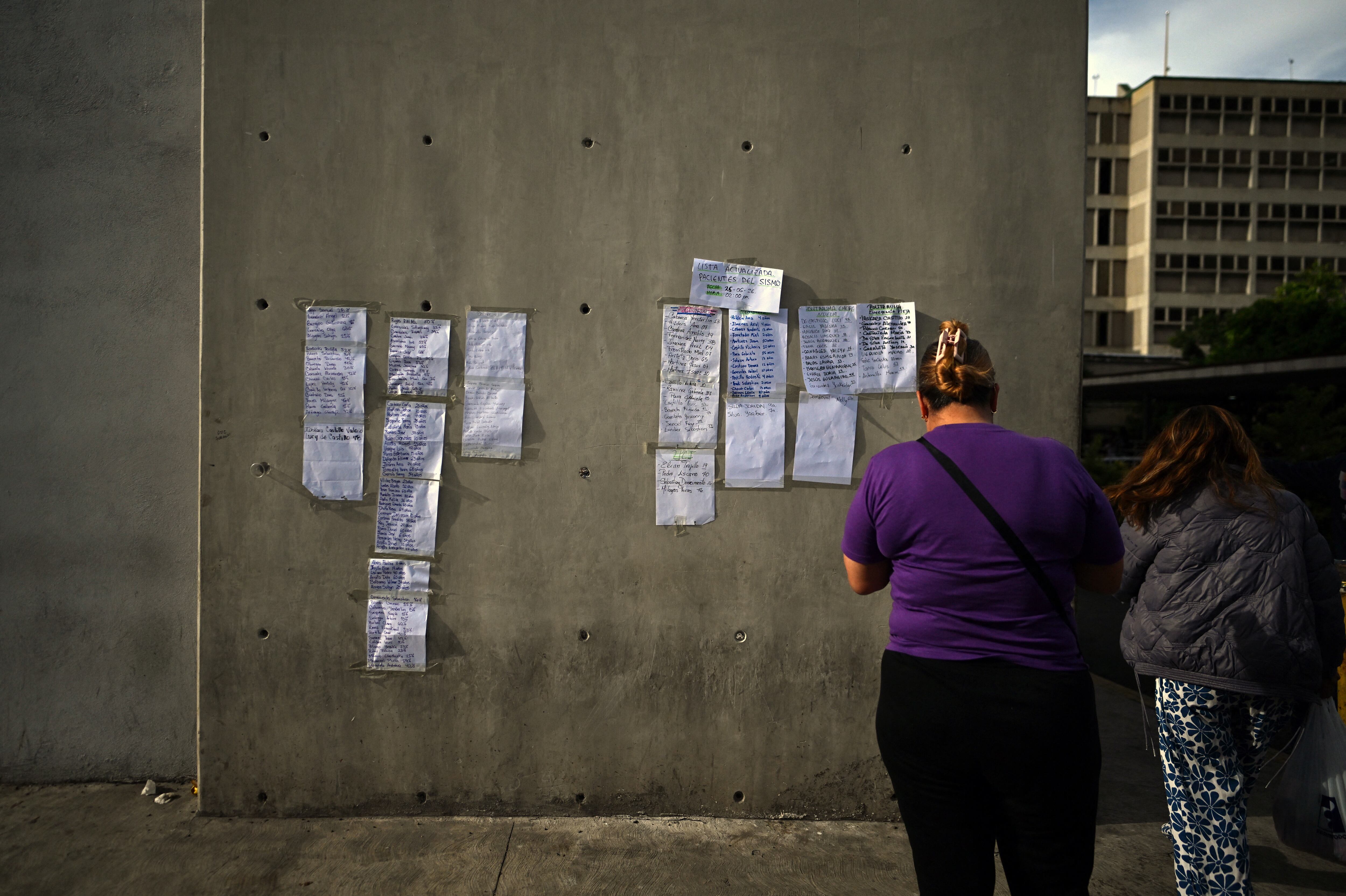 Familiares consultan listas de heridos en el Hospital Domingo Luciani tras los potentes sismos en Venezuela (JUAN BARRETO/AFP)