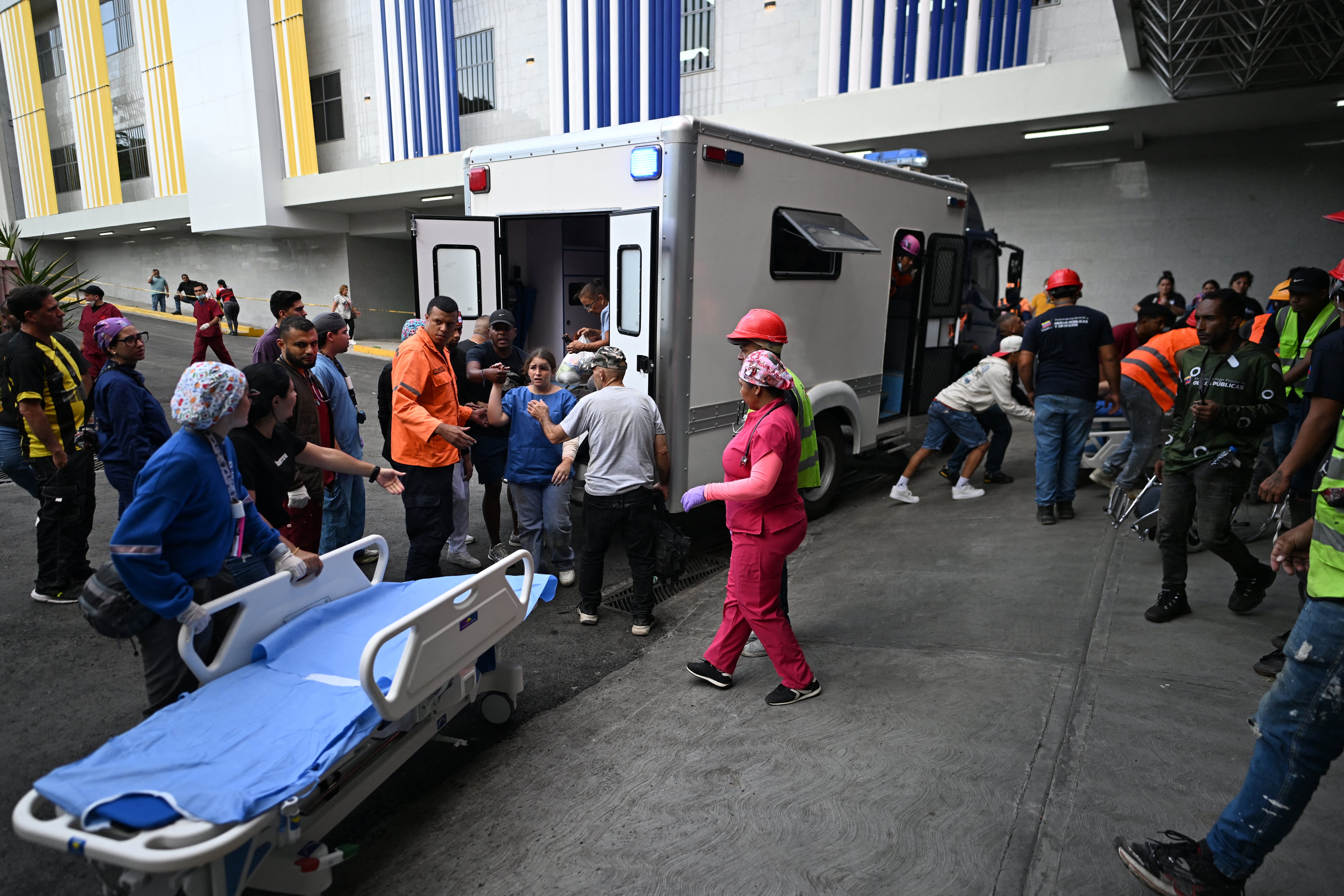 Rescatistas y paramédicos asisten a una víctima del doble terremoto en su ingreso al Hospital Domingo Luciani en Caracas (JUAN BARRETO/AFP)