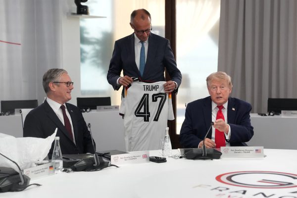 Merz le regaló a Trump una camiseta de la selección alemana con su apellido en la espalda