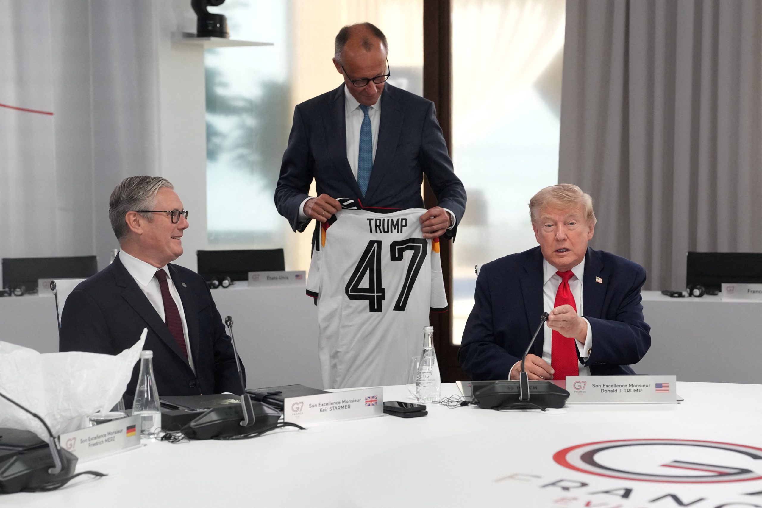 Merz le regaló a Trump una camiseta de la selección alemana con su apellido en la espalda