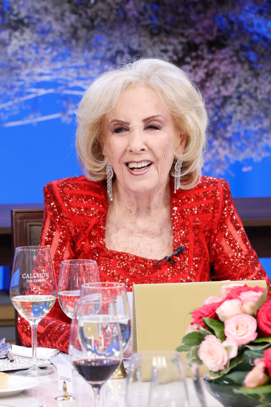 Mirtha Legrand deslumbró con un vestido rojo bordado que combinó sofisticación y provocó elogios: “Diosa”