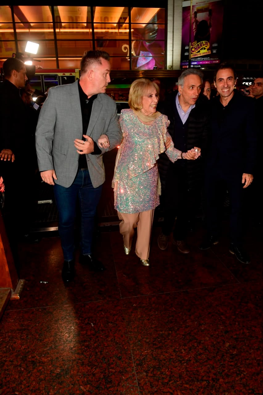 Mirtha Legrand destacó el legado del Indio Solari al ser consultada por la prensa en su salida al teatro (Crédito: RSFOTOS)