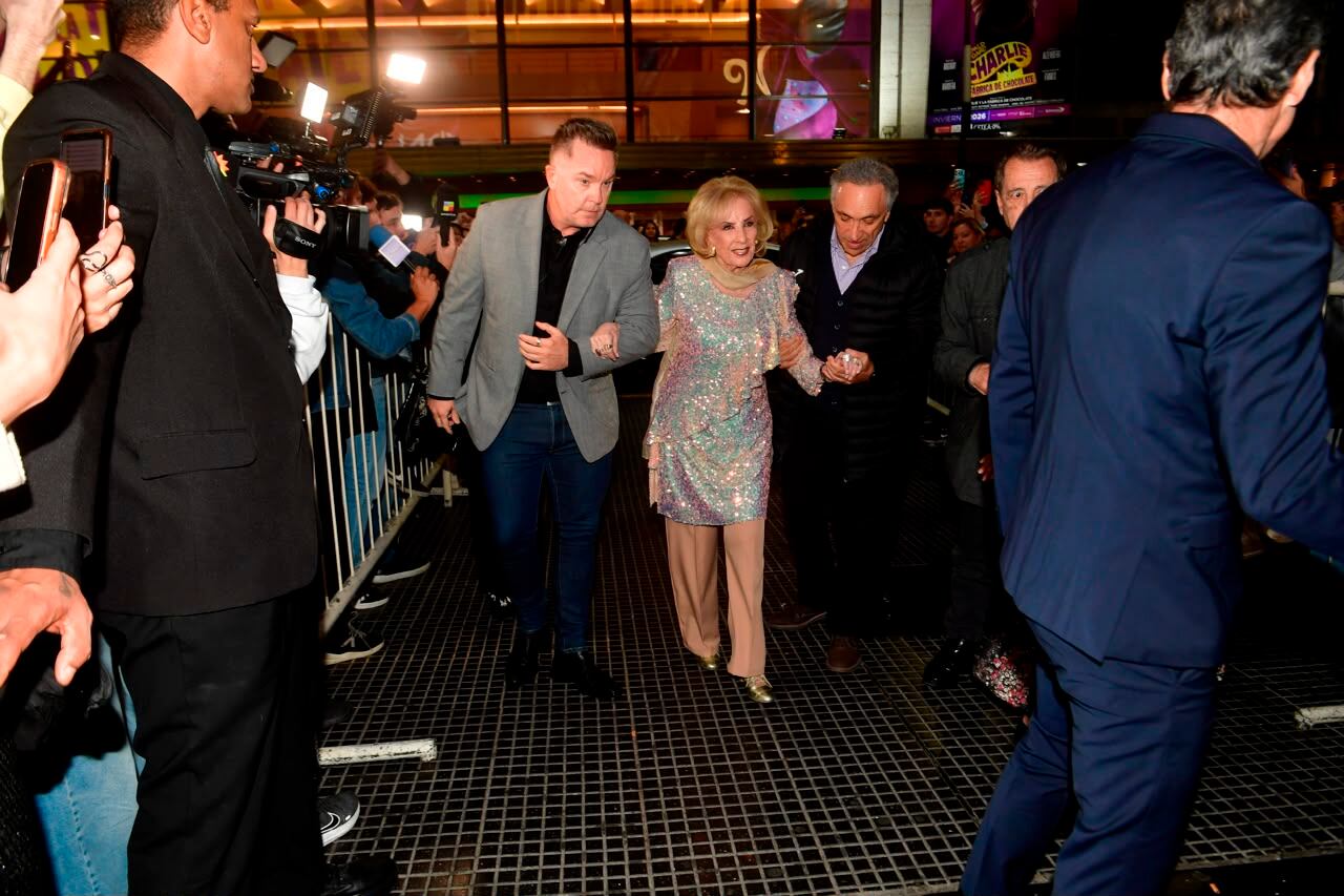 Mirtha Legrand destacó el legado del Indio Solari al ser consultada por la prensa en su salida al teatro (Crédito: RSFOTOS)