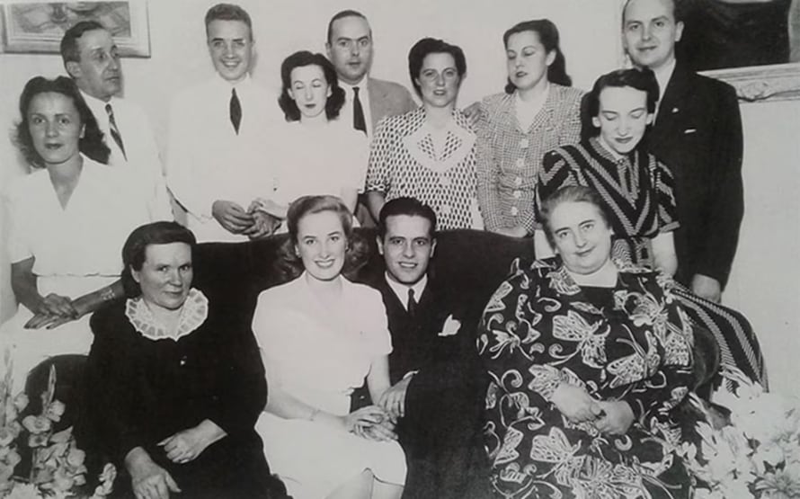 Mirtha Legrand y Julio Albar Díaz el día de su compromiso en Córdoba. Junto a ellos, las madres de los novios