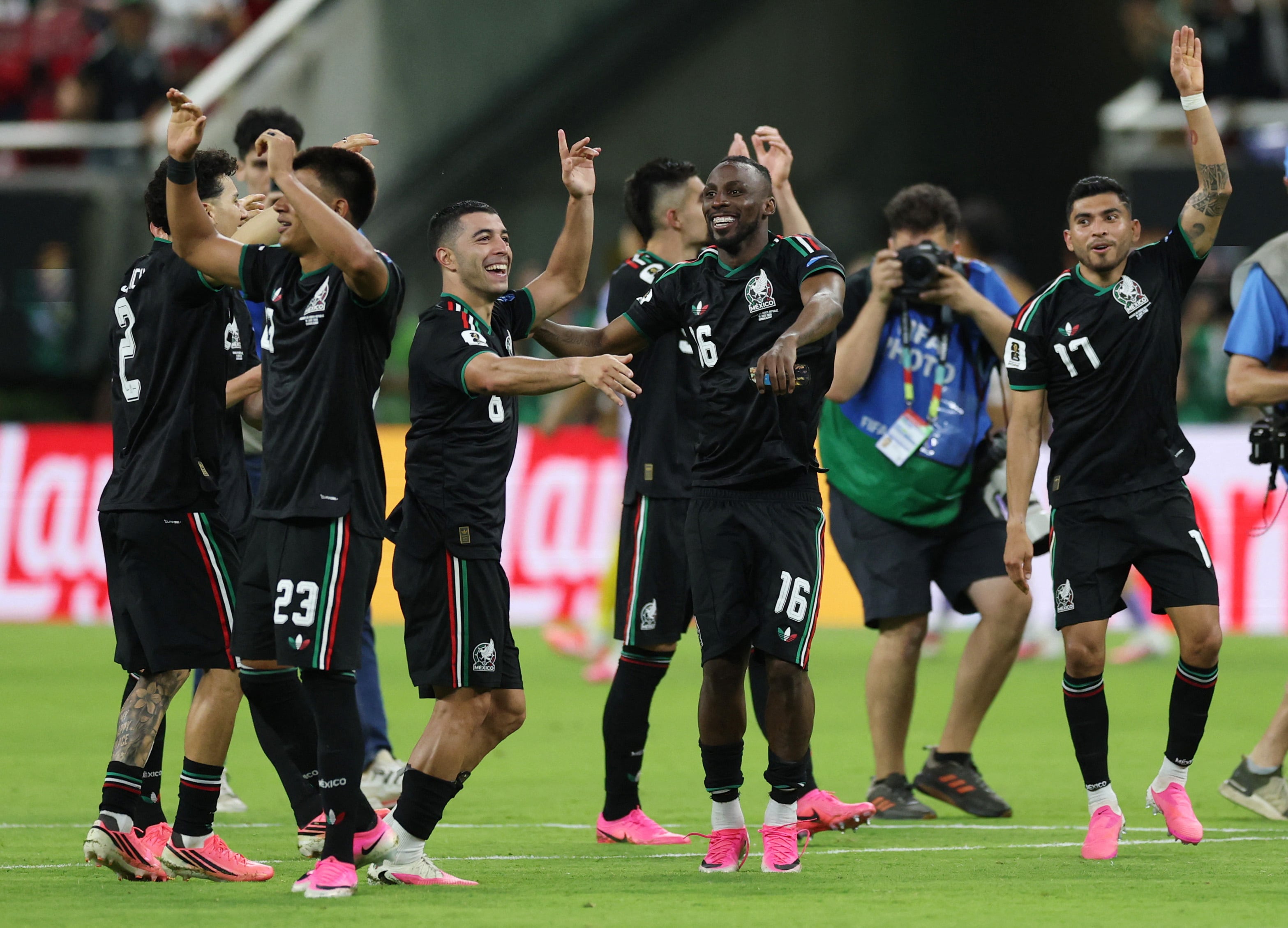 Los jugadores mexicanos celebraron la victoria ante Corea del Sur en Guadalajara (REUTERS/Paul Childs)