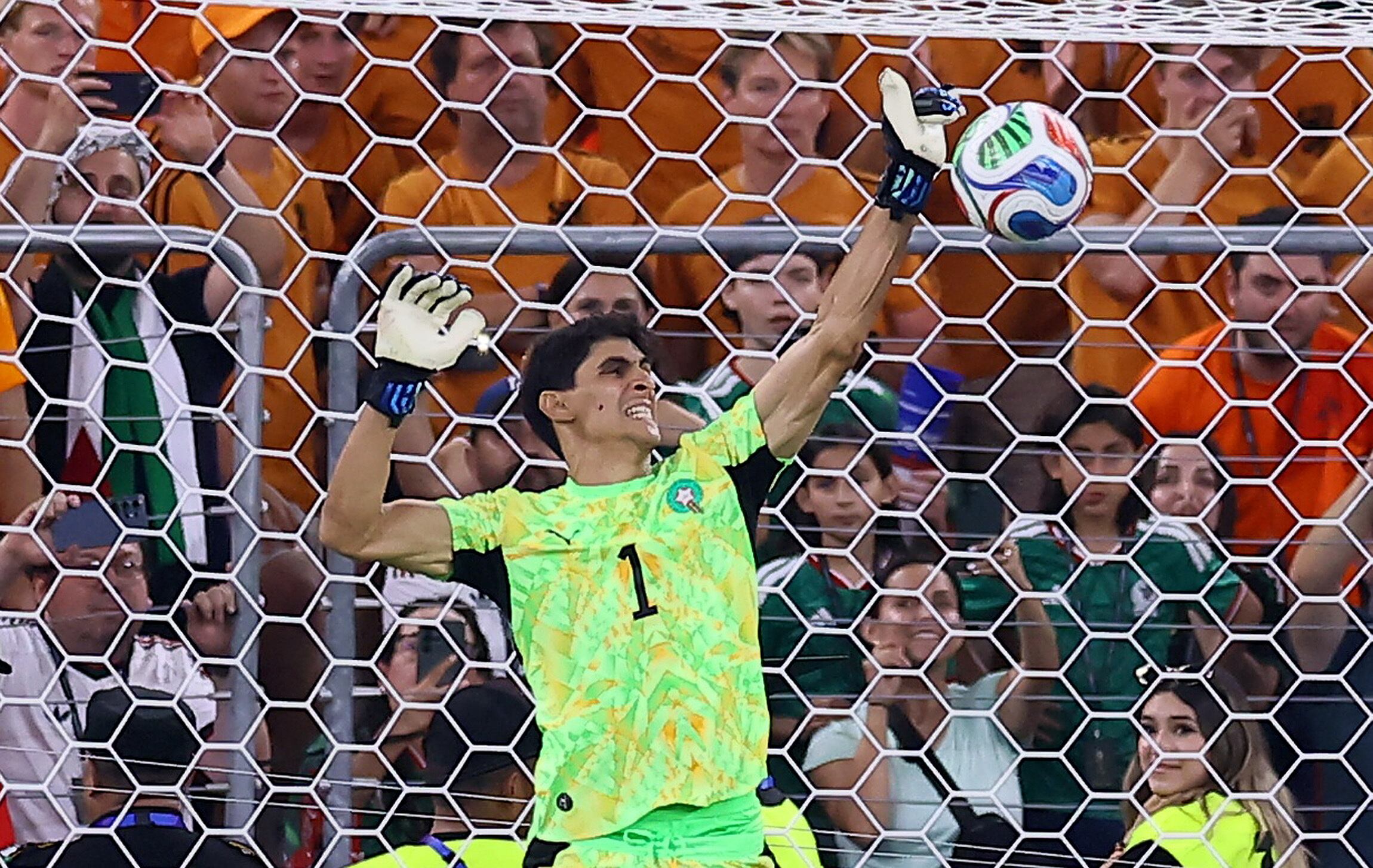 Yassine Bounou tapa un increíble penal al jugador de Países Bajos para concretar el pase de Marruecos (REUTERS/Eloisa Sanchez)