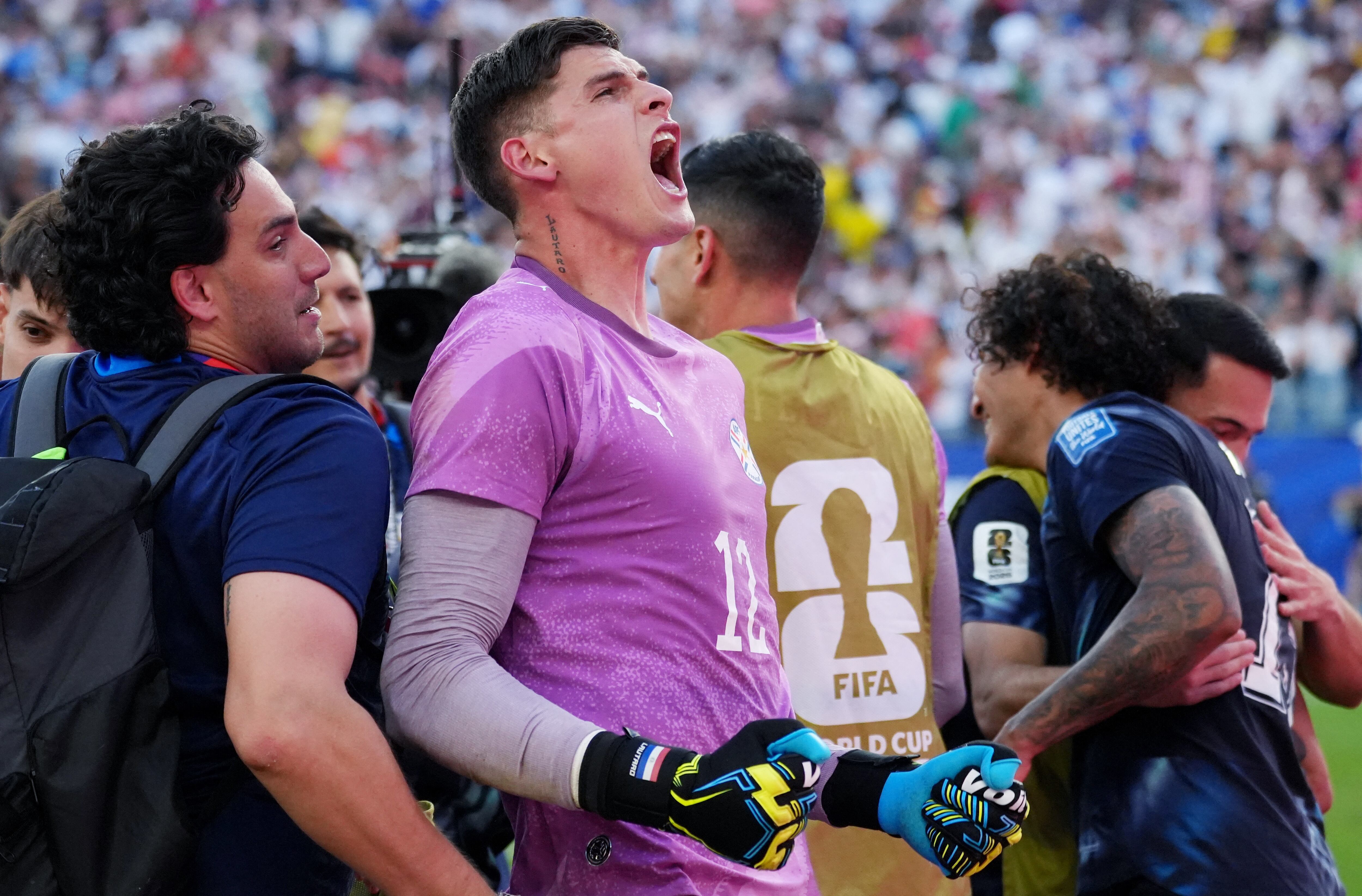 Orlando Gill celebra la victoria en la tanda de penaltis, con la que Paraguay se clasifica para los octavos de final del Mundial (IMAGN IMAGES vía Reuters/David Butler II)