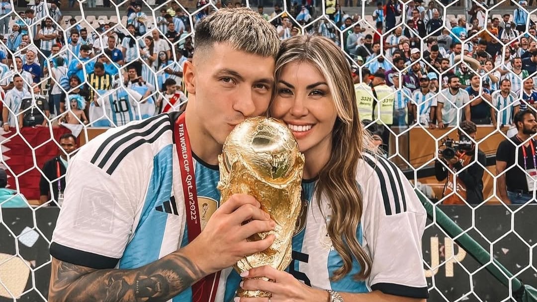 Lisandro Martínez y su pareja, Muriel López Benítez con la Copa del Mundo en Qatar (Instagram)