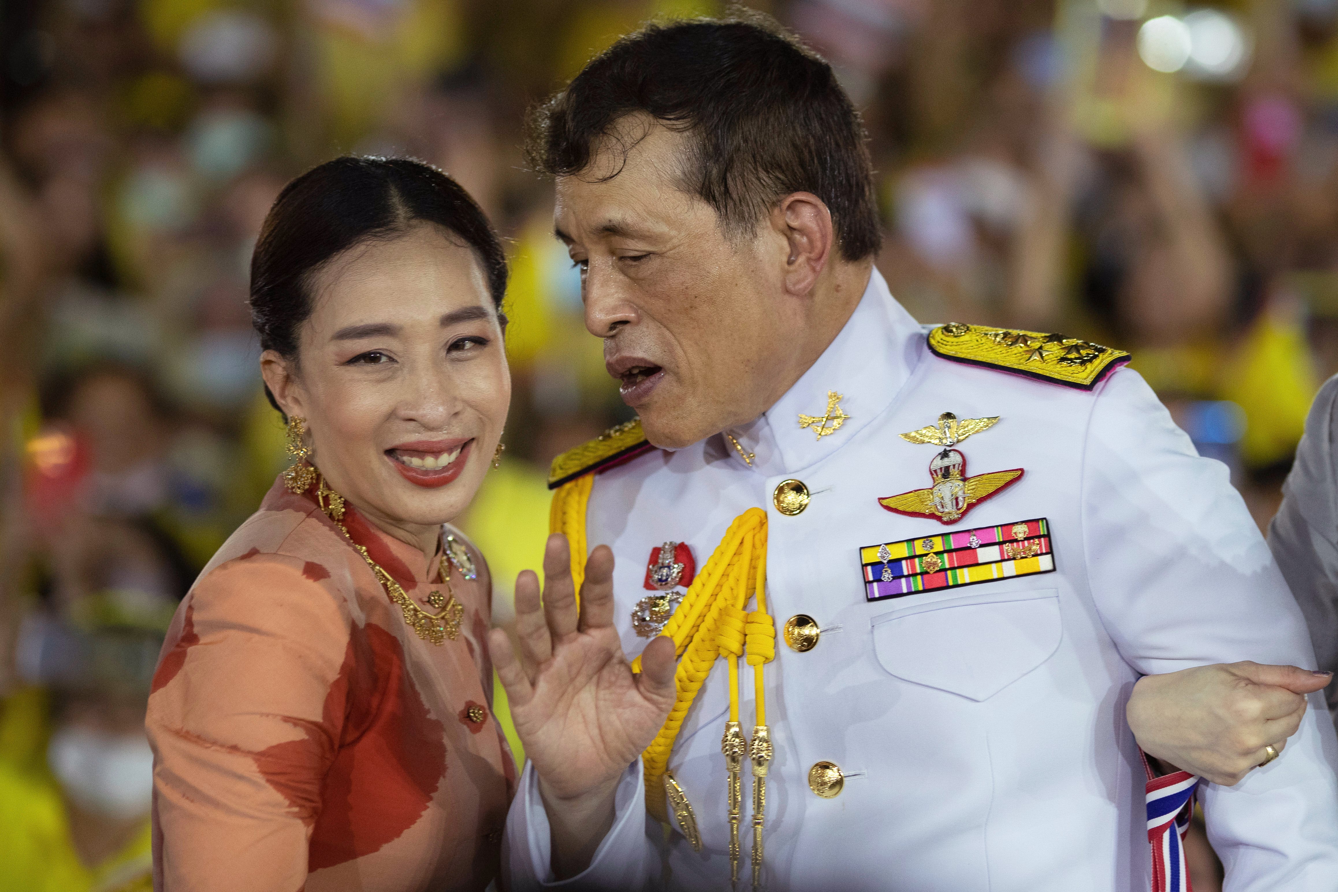 El rey tailandés Maha Vajiralongkorn gesticula mientras habla con la princesa Bajrakitiyabha Mahidol durante un encuentro con sus seguidores en Bangkok, Tailandia, el 1 de noviembre de 2020 (AP/Wason Wanichakorn, archivo)