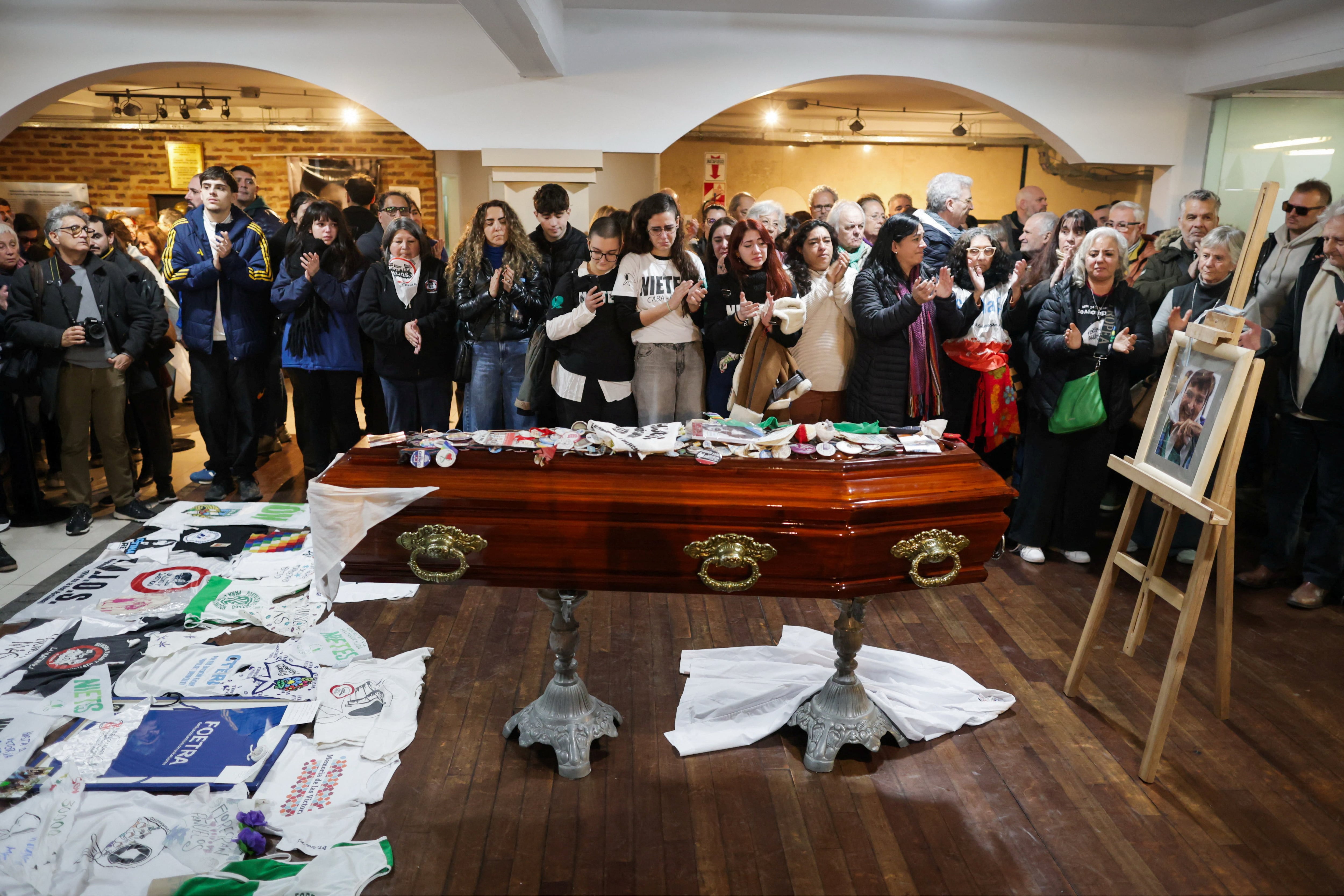 El velatorio de Taty Almeida se realizó a cajón cerrado y el pañuelo blanco con el nombre de Alejandro quedó sobre el féretro (REUTERS/Francisco Loureiro)