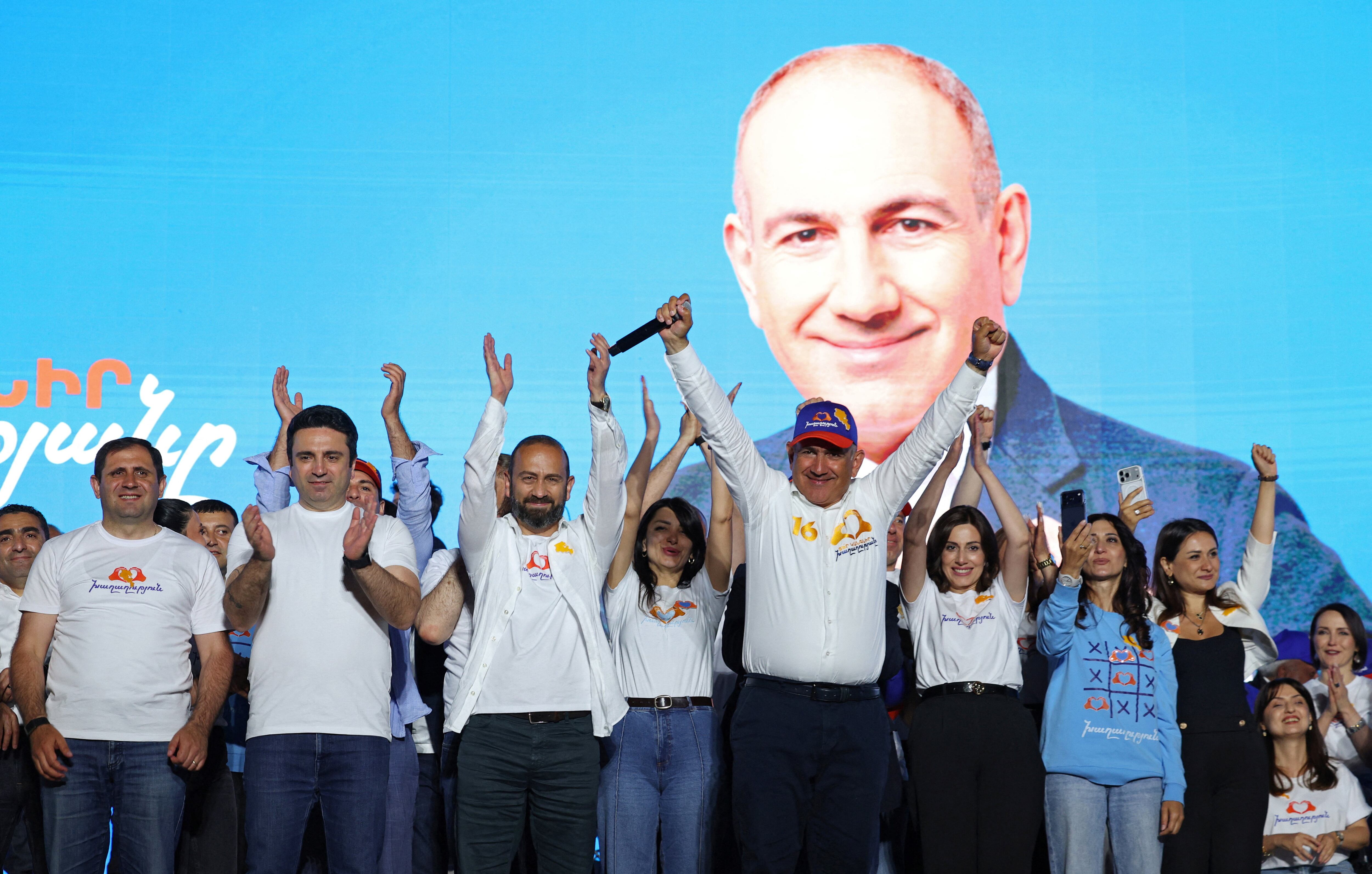 El oficialista Contrato Civil obtuvo el 49,8% de los votos y se impuso con amplia ventaja sobre la alianza opositora Armenia Fuerte, encabezada por el empresario ruso-armenio Samvel Karapetyan, que alcanzó el 23,3%. (REUTERS)