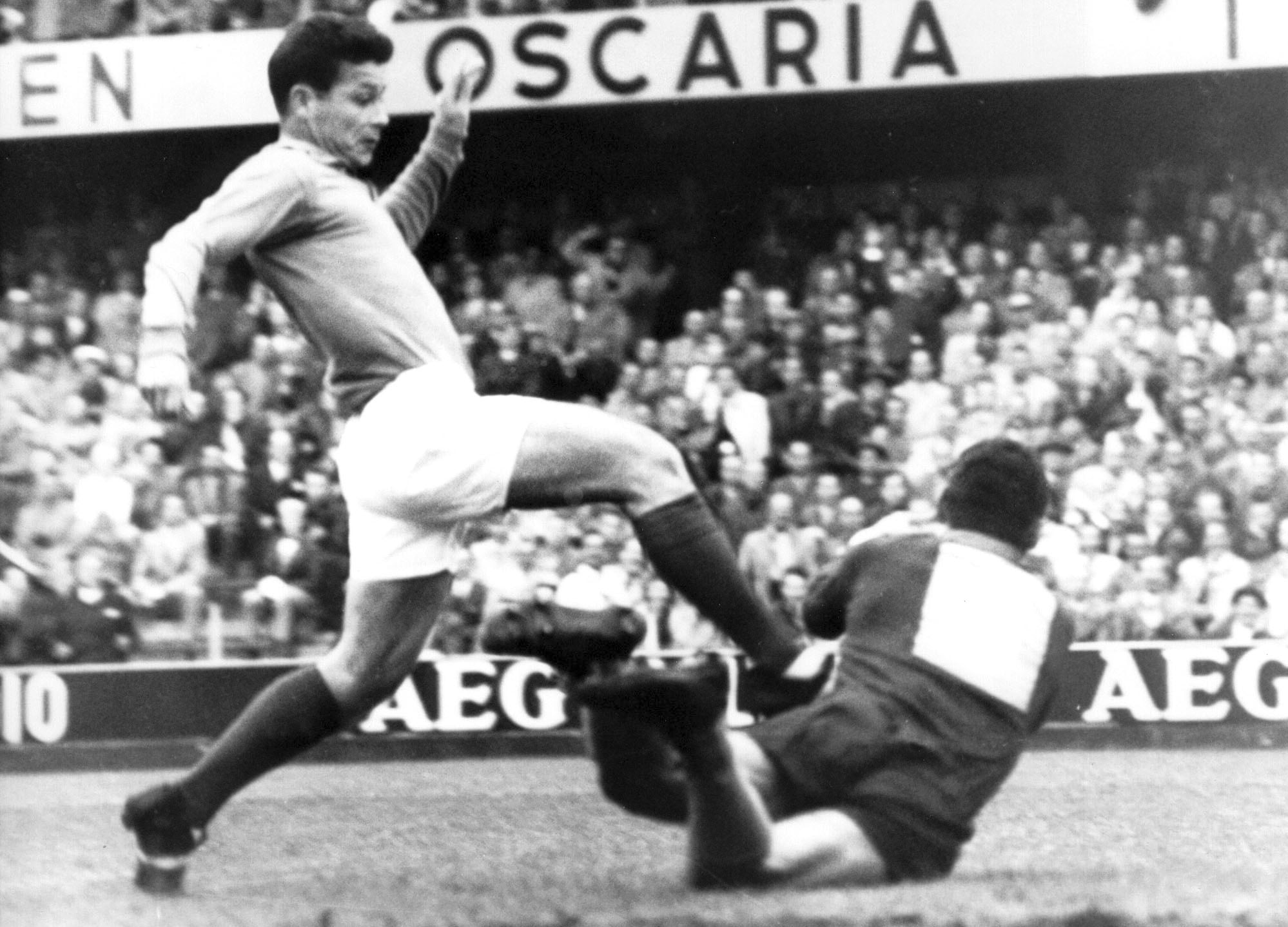 El francés Just Fontaine (derecha) trata de batir al arquero brasileño Gilmar en en Estocolmo, el 24 de junio de 1958 (AP Foto/Reportagebild, Pool, archivo)