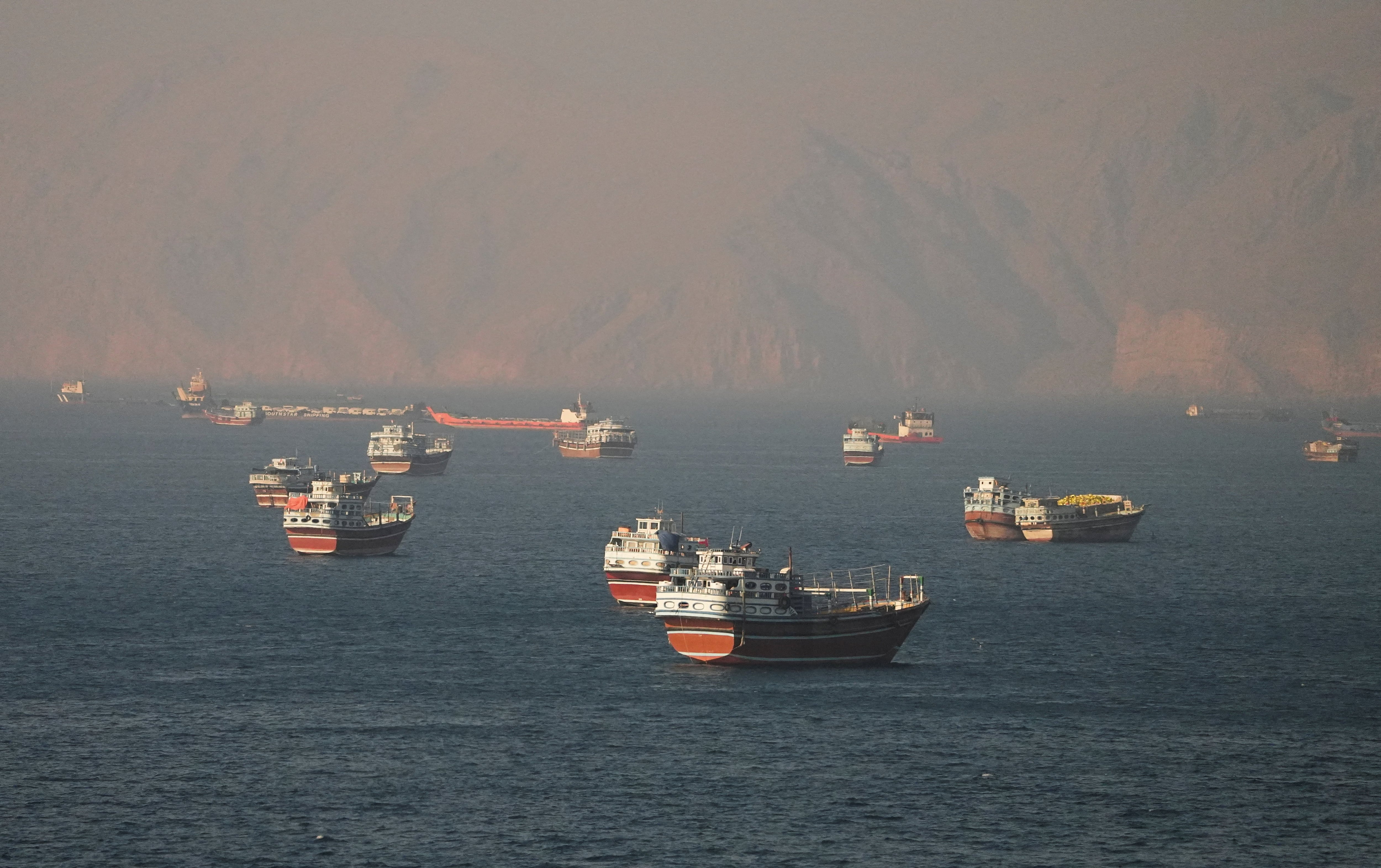Barcos en el estrecho de Ormuz, vistos desde Musandam, Omán (REUTERS/Archivo)