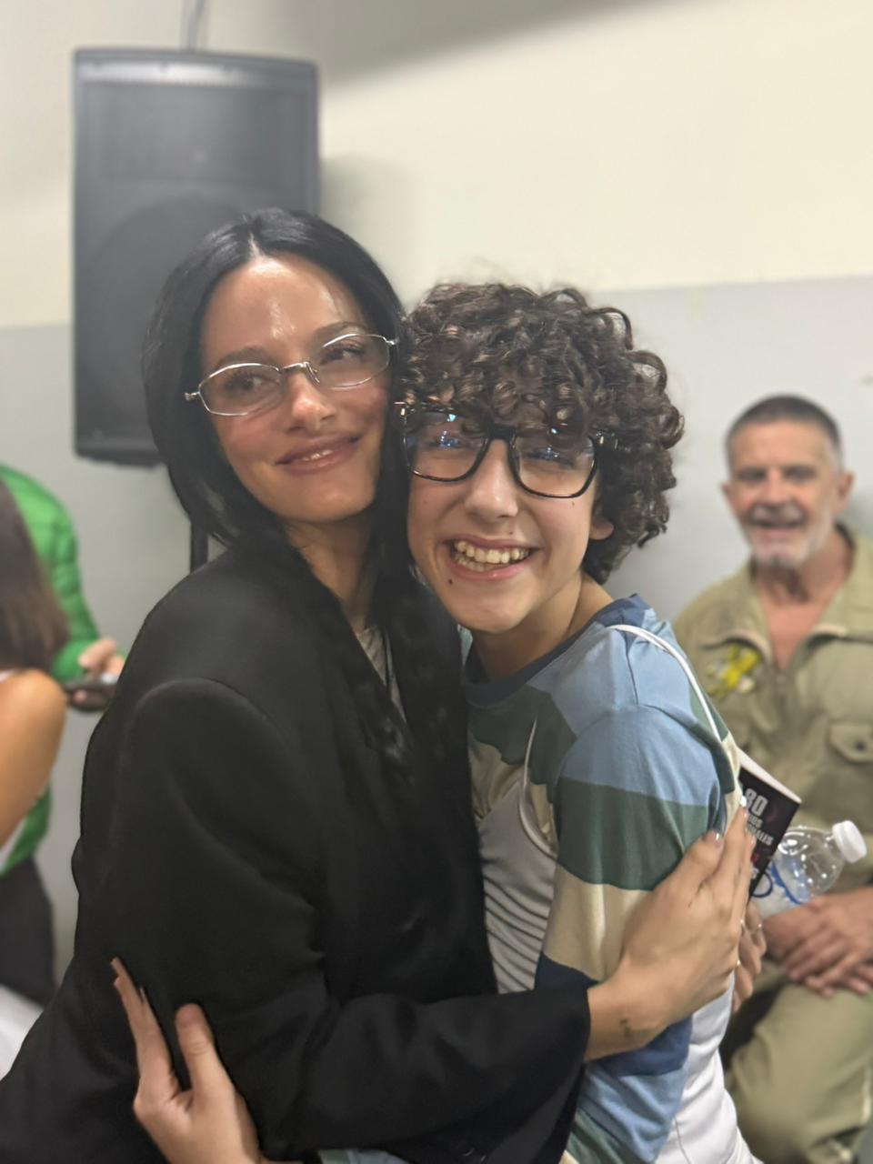 Oriana junto a uno de los niños que protagoniza el éxito