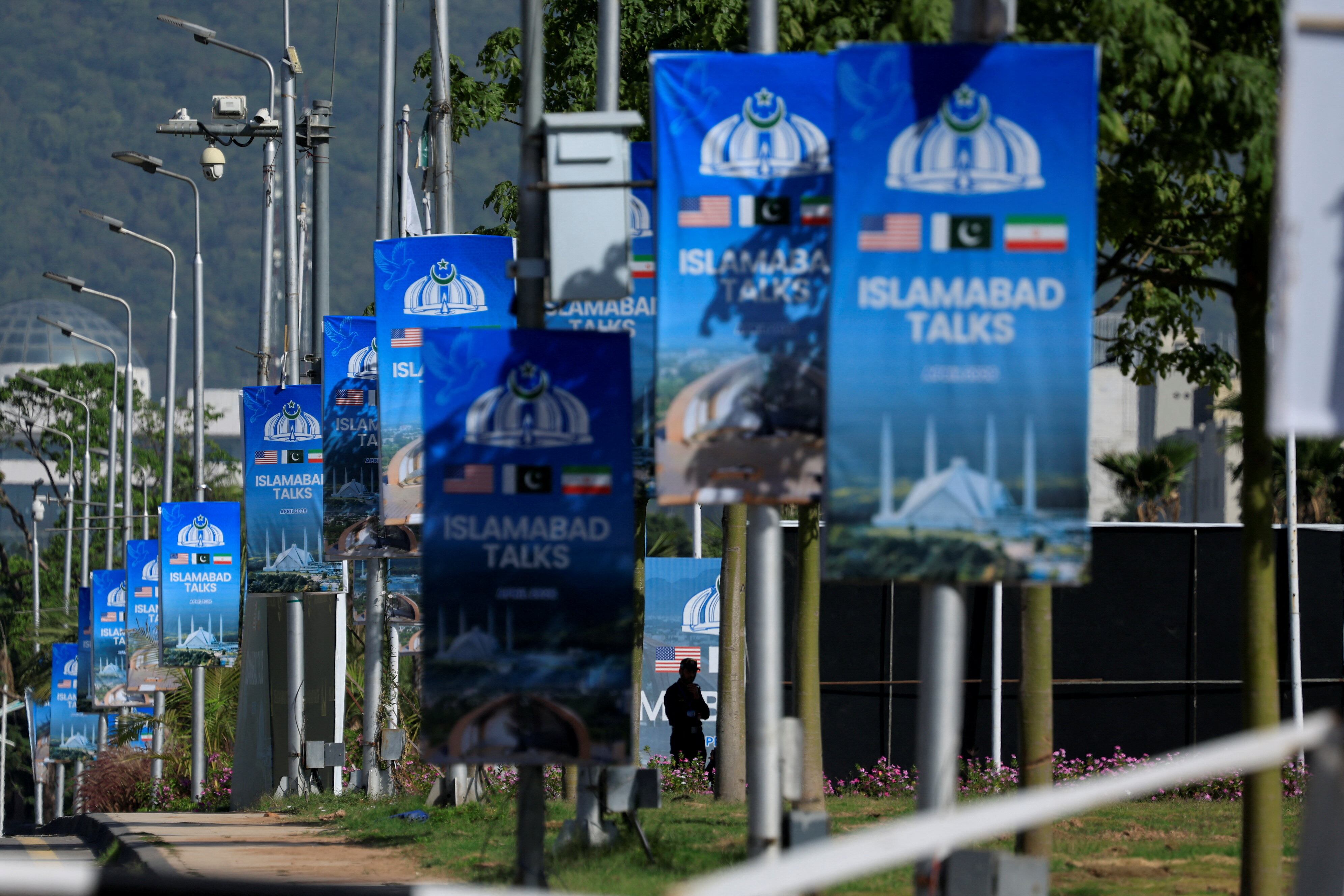 Afiches que promocionan los diálogos de paz en Islamabad, Pakistán (REUTERS/Akhtar Soomro)