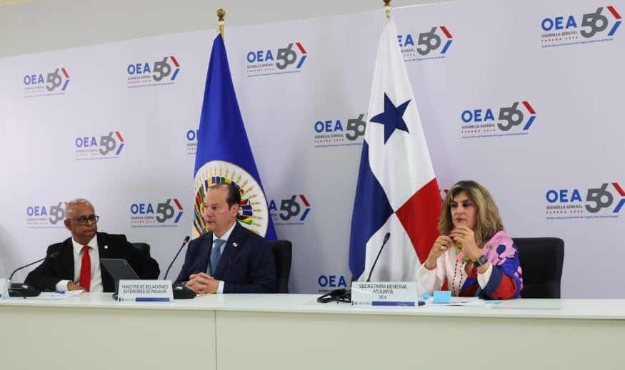 En el orden usual, el secretario general de la OEA, Albert Ramdin, el canciller panameño, Javier Martínez-Acha Vásquez, y la secretaria adjunta de la OEA, Laura Gil. (Cortesía)