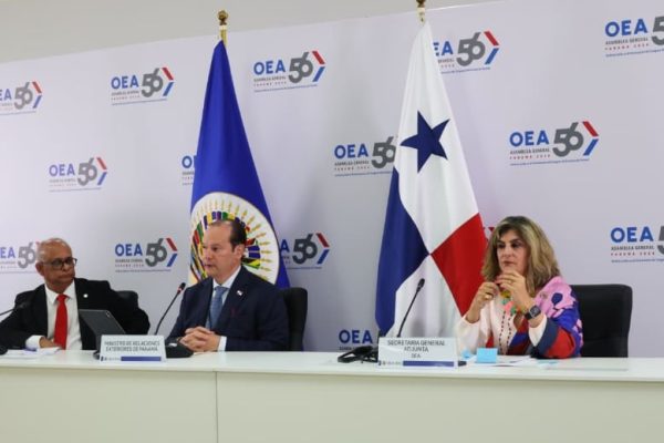 Panamá es un ejemplo de cómo atraer inversiones con reglas y regulaciones claras, afirma secretario general de la OEA, Albert Ramdin