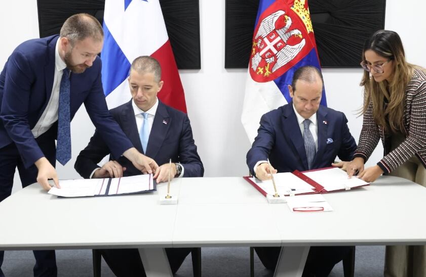 La firma de los documentos estuvo a cargo del ministro de Relaciones Exteriores de la República de Serbia, Marko Đurić (izq) y del canciller panameño, Javier Martínez-Acha Vásquez. (Cancillería)