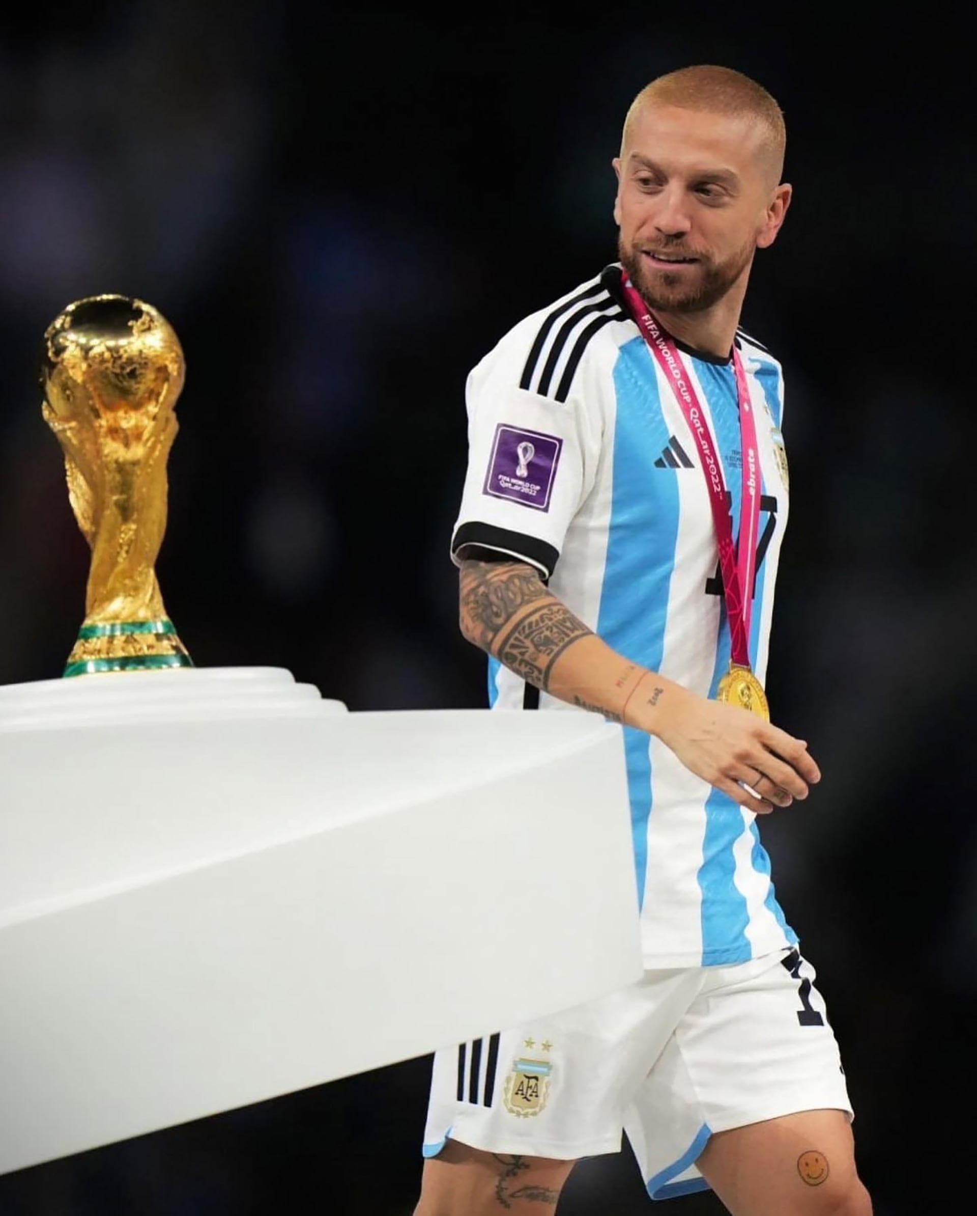 La mirada del Papu Gómez a la Copa del Mundo después de recibir la medalla de campeón
