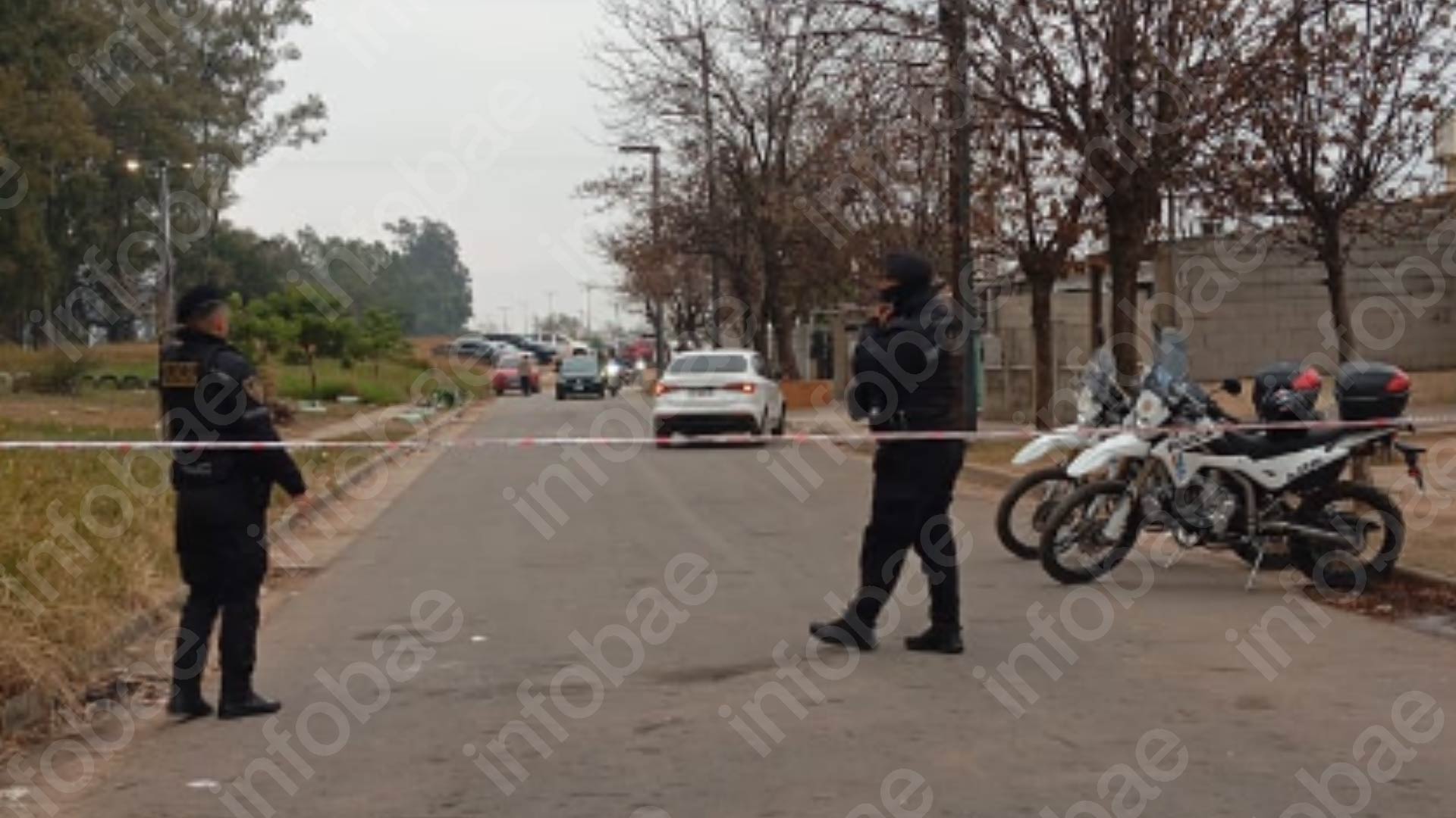 Efectivos policiales acordonan el barrio Ampliación Ferreyra en Córdoba durante el operativo de búsqueda de Agostina Vega