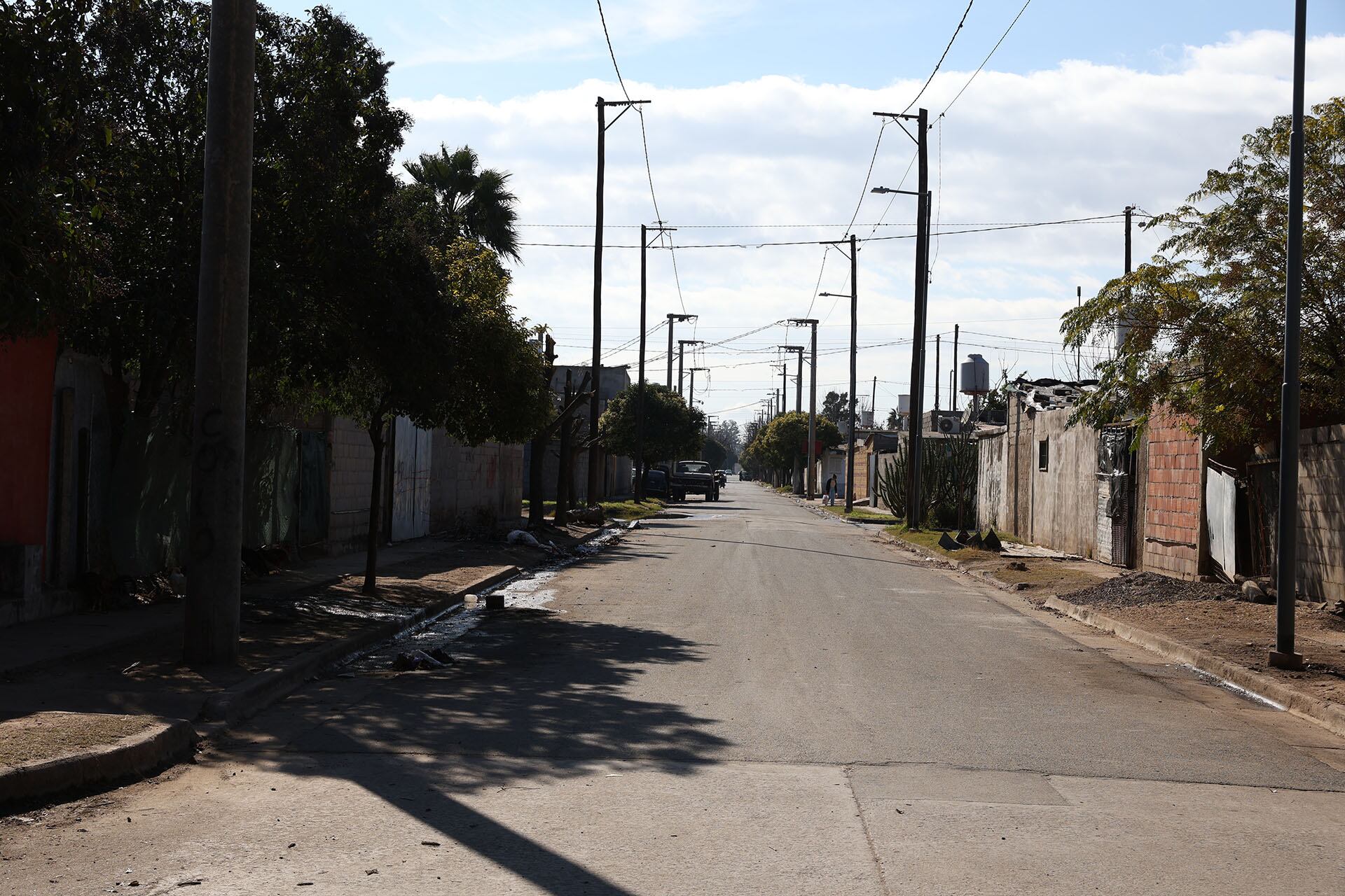 El barrio este domingo al mediodía: muy poco movimiento en la calle 