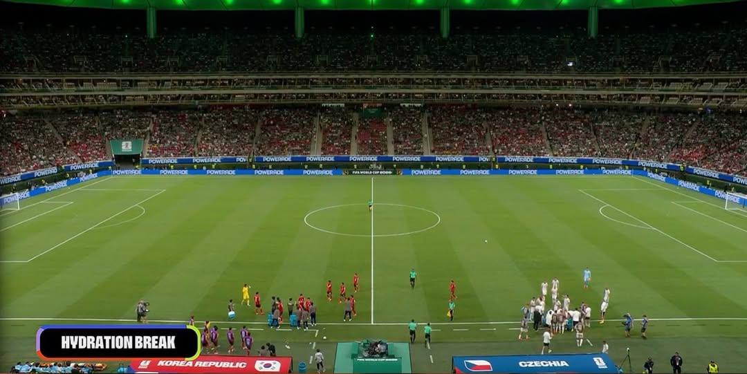 En el Mundial 2026, los cooling breaks (pausas de hidratación) son obligatorios: el árbitro detiene el juego por tres minutos sobre los 22' de cada tiempo en todos los partidos