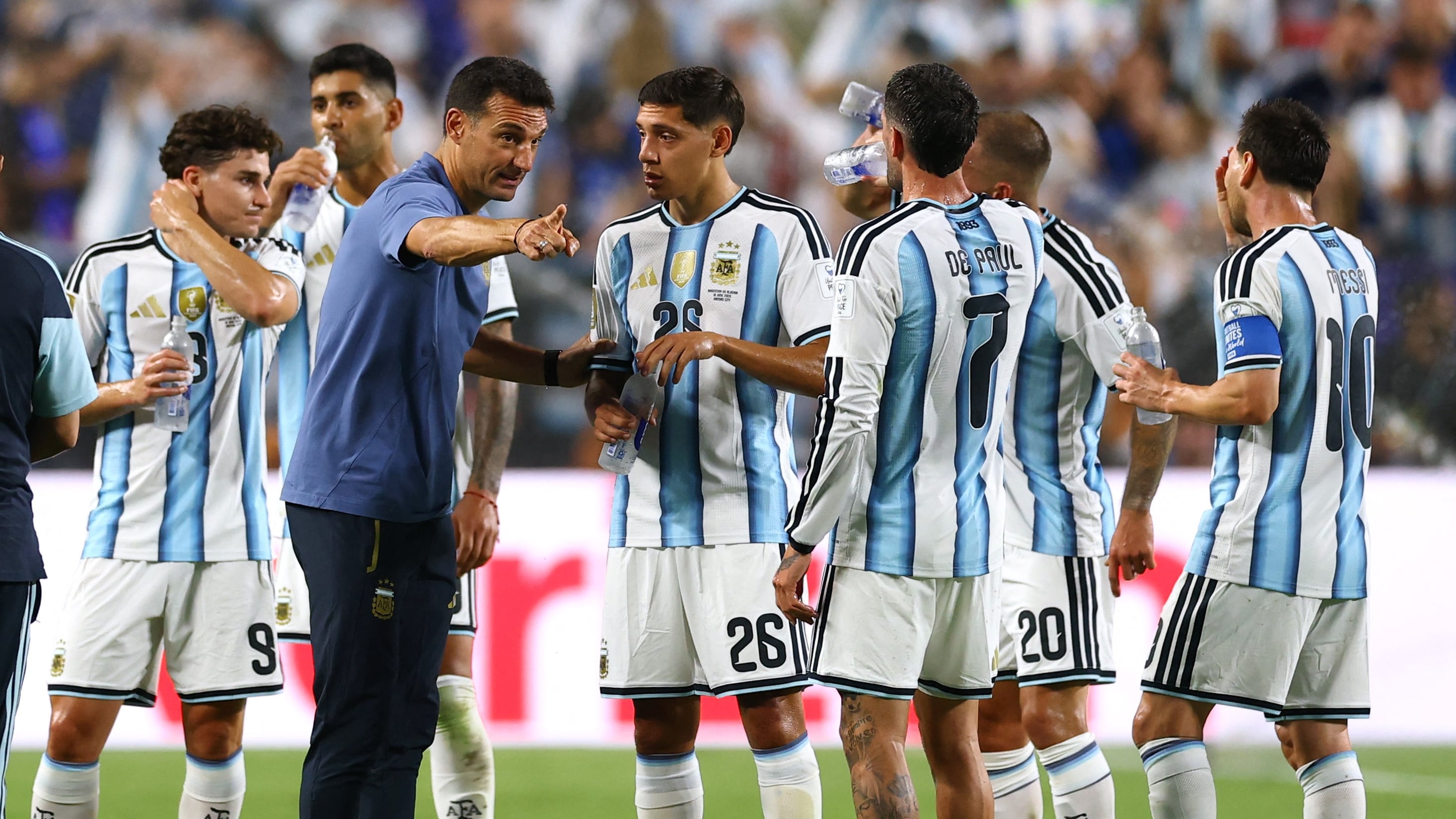 Durante la pausa de hidratación, los jugadores pueden beber líquidos y refrescarse,pero también reciben indicaciones por parte de sus entrenadores (REUTERS/Claudia Greco)