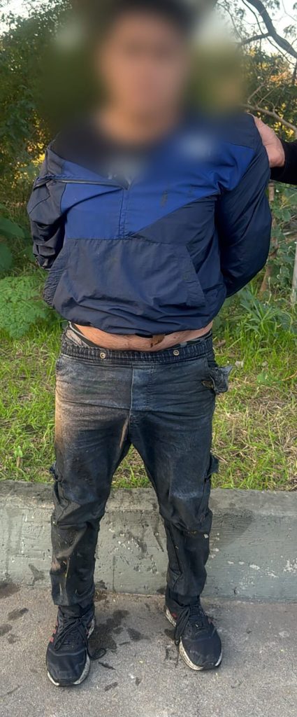 Persecución de película: intentó evadir un control policial, se tiró a un arroyo con más de 16 mil dólares y casi se ahoga