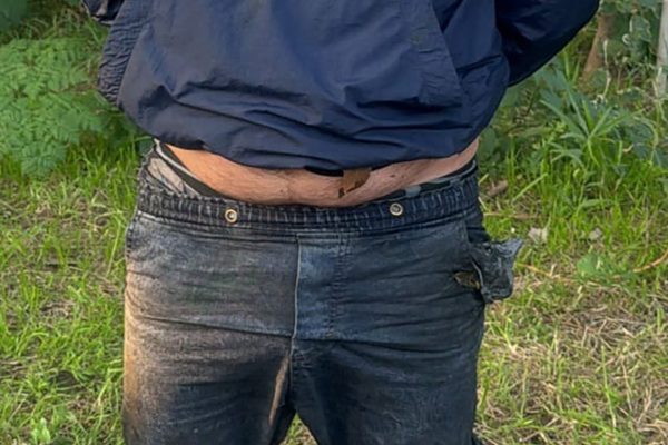 Persecución de película: intentó evadir un control policial, se tiró a un arroyo con más de 16 mil dólares y casi se ahoga