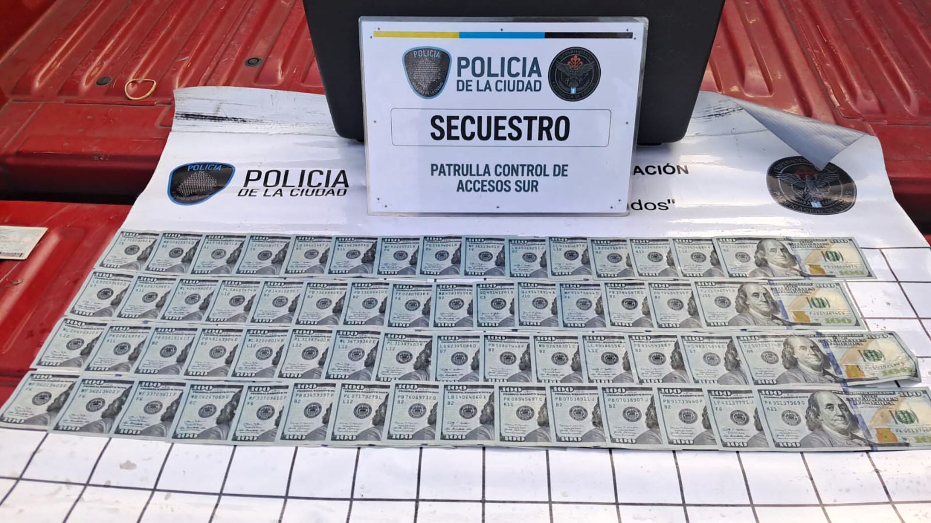 El sospechoso fue atrapado con 16 mil dólares y casi 3 millones de pesos.