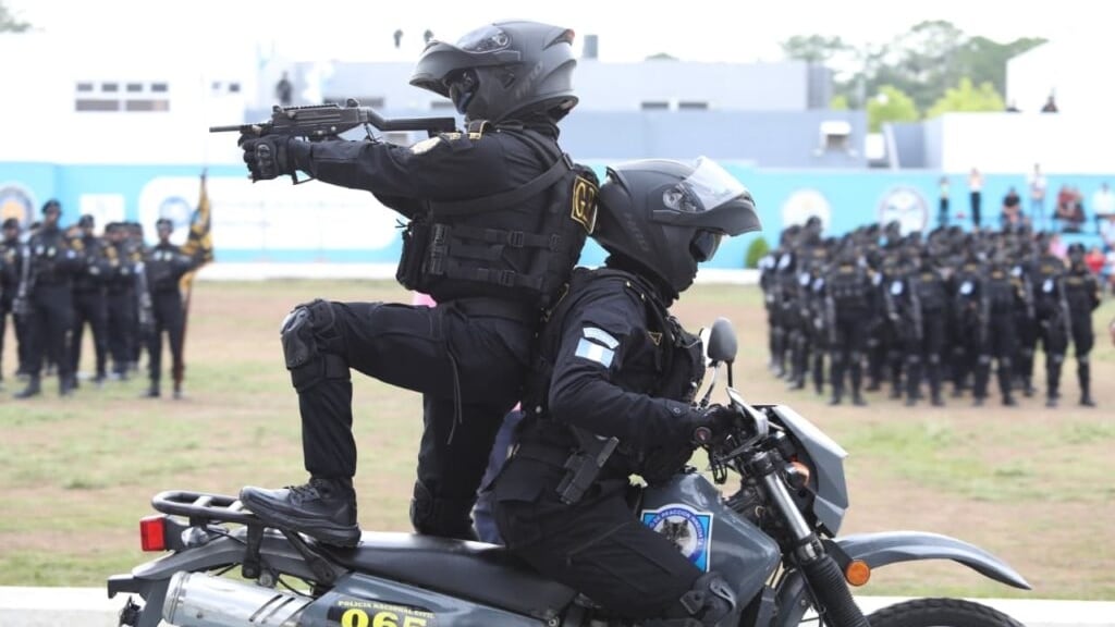 La PNC de Guatemala asignó agentes a grupos tácticos y de protección ambiental en una ceremonia encabezada por Marco Antonio Villeda (Foto cortesía Ministerio de Gobernación)