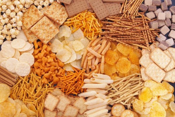 Por qué el alcohol hace que te apetezcan snacks salados — y cómo los alimentos ricos en proteínas pueden ayudar a prevenir el aumento de peso