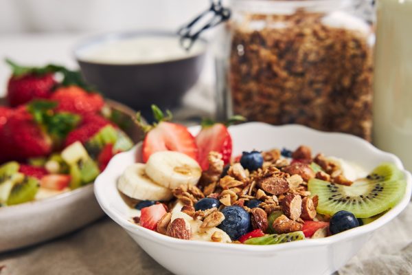 Por qué el desayuno es el mejor momento del día para consumir fibra, según una gastroenteróloga de Harvard